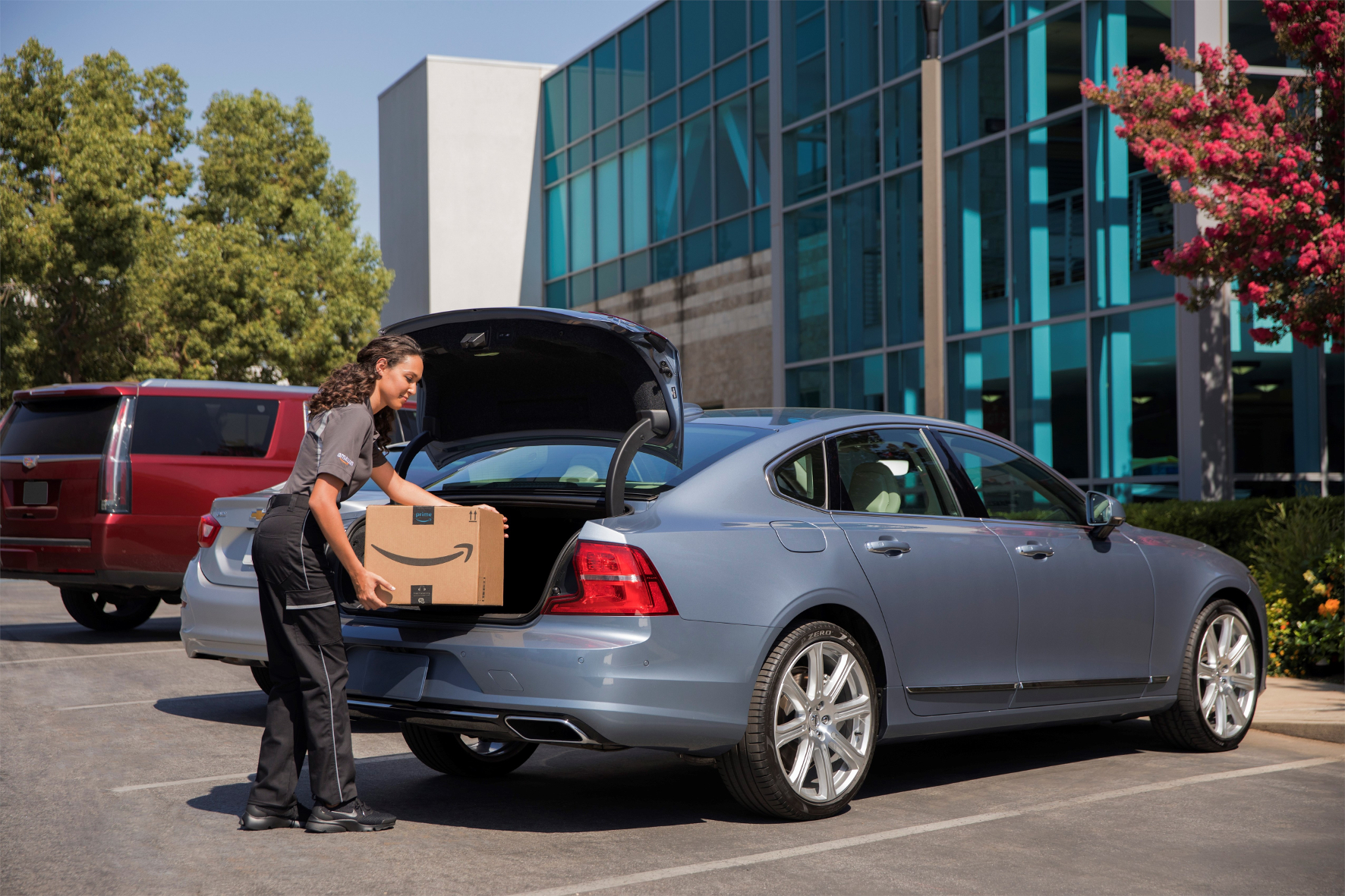 mid Groß-Gerau - Volvo-Kunden in den USA profitieren von einer neuen Kooperation mit Amazon: Kunden können sich Pakete direkt ins Auto liefern lassen. Die Freischaltung für den Zugang des Lieferanten erfolgt per App. Volvo