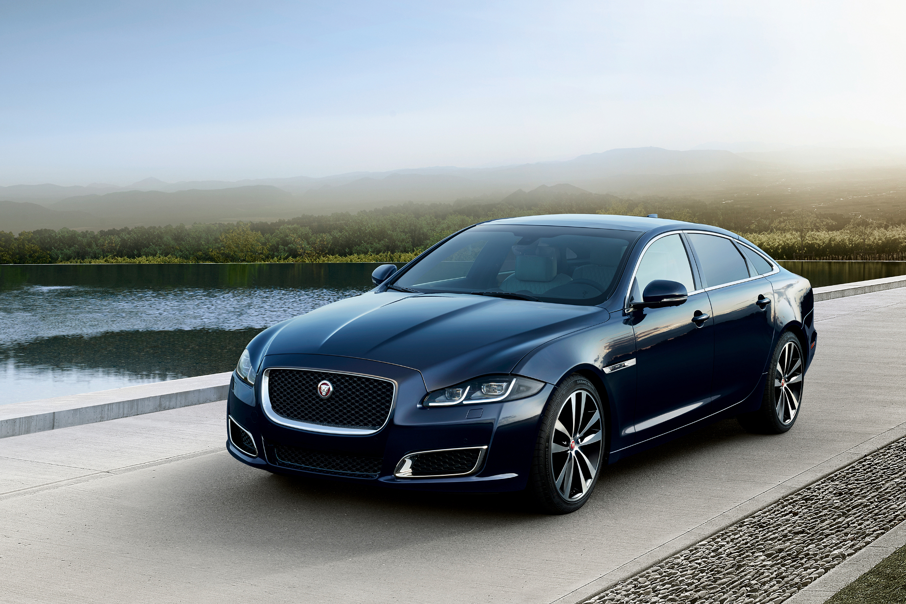mid Groß-Gerau - Jaguar baut mit dem XJ50 ein Sondermodell zum 50. Geburtstag der Baureihe. Jaguar Land Rover