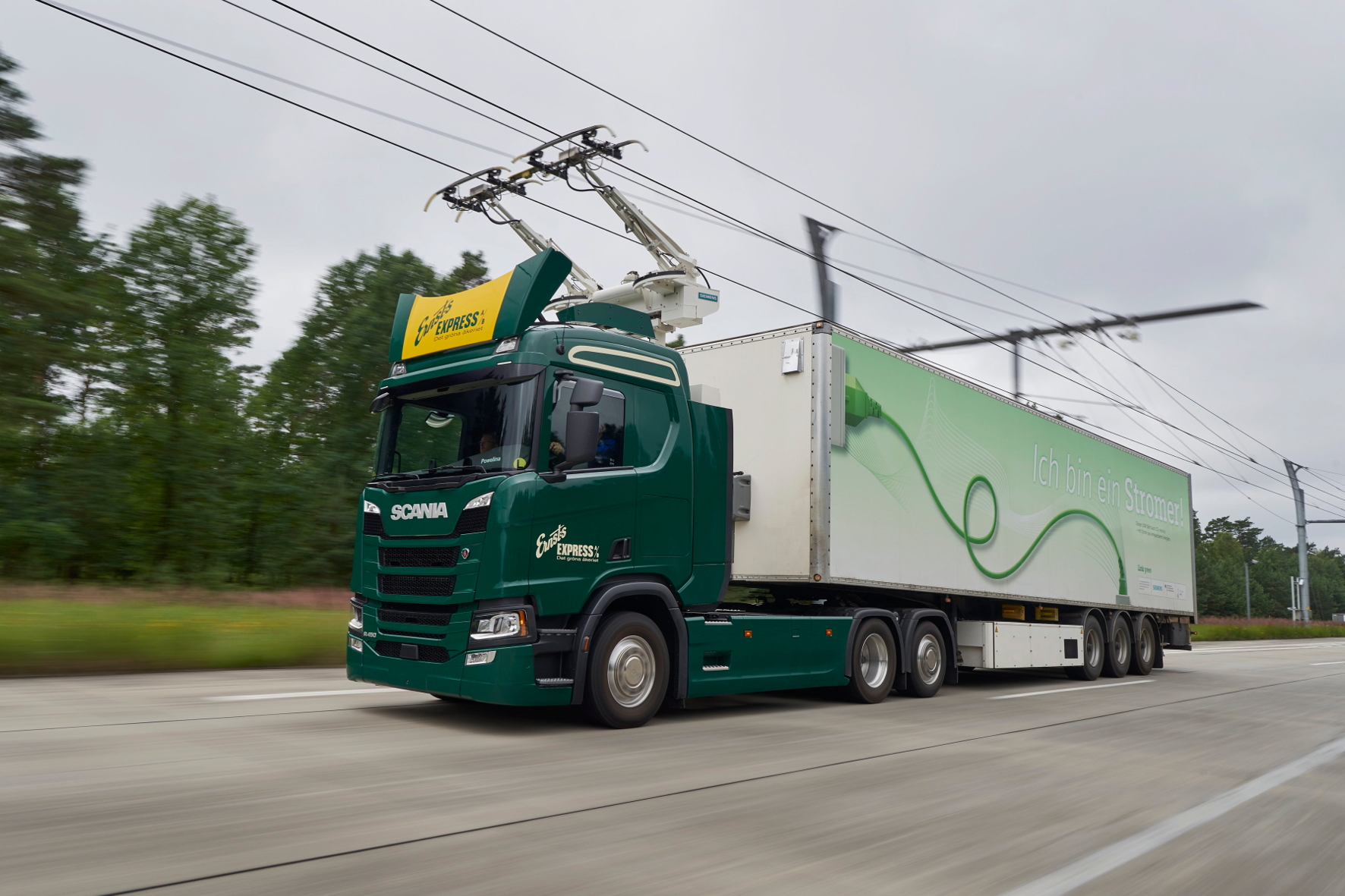 mid Groß-Gerau - Mit Hilfe von Oberleitung und Stromabnehmer kann ein Lkw auch sehr lange Strecken rein elektrisch zurücklegen. Scania