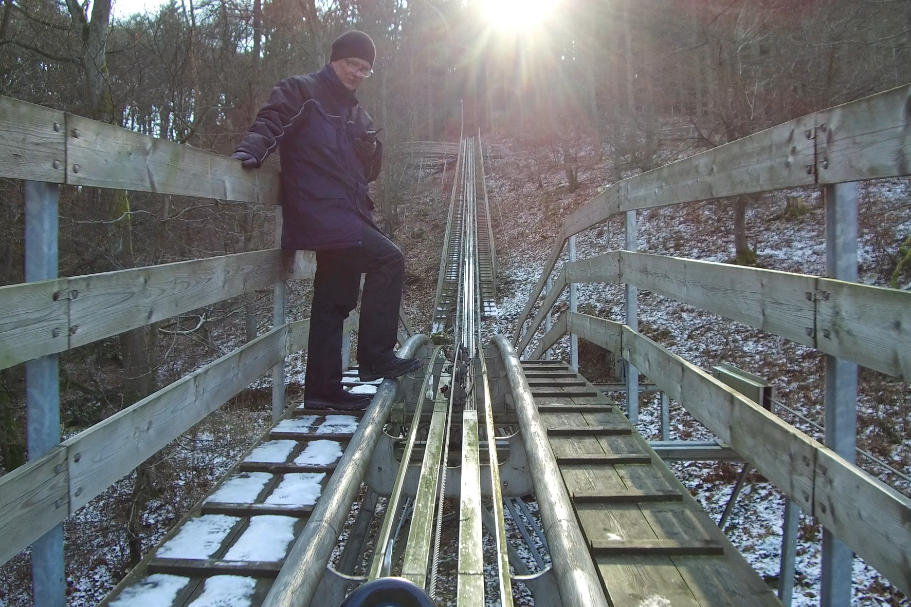 mid Groß-Gerau - TÜV-Experte bei der Überprüfung einer Sommer-Rodelbahn. TÜV Rheinland
