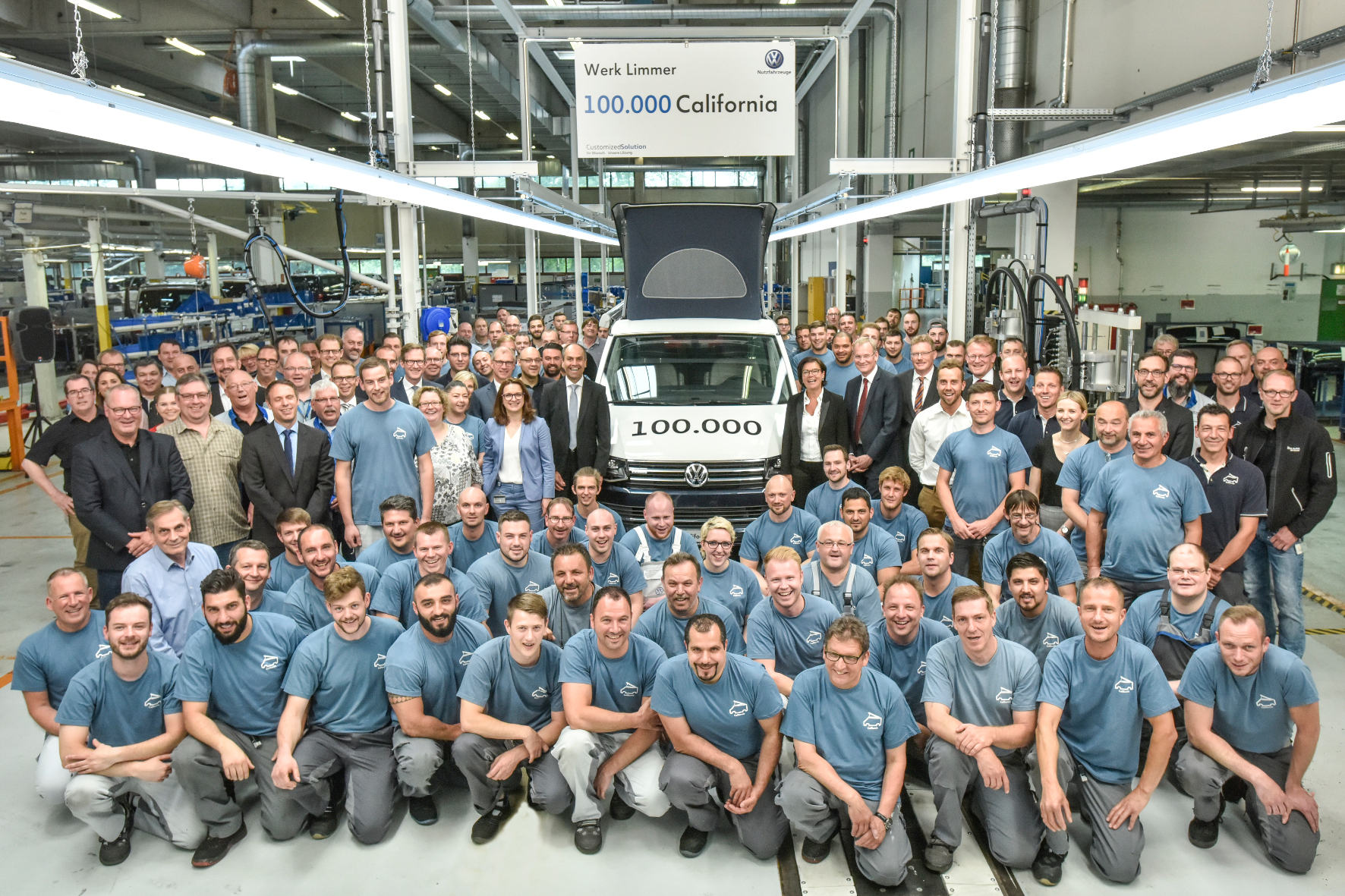 mid Groß-Gerau - Erfolgsmannschaft: VW Nutzfahrzeuge feiert bei der Produktion des Reisemobils California ein rundes Jubiläum. VW