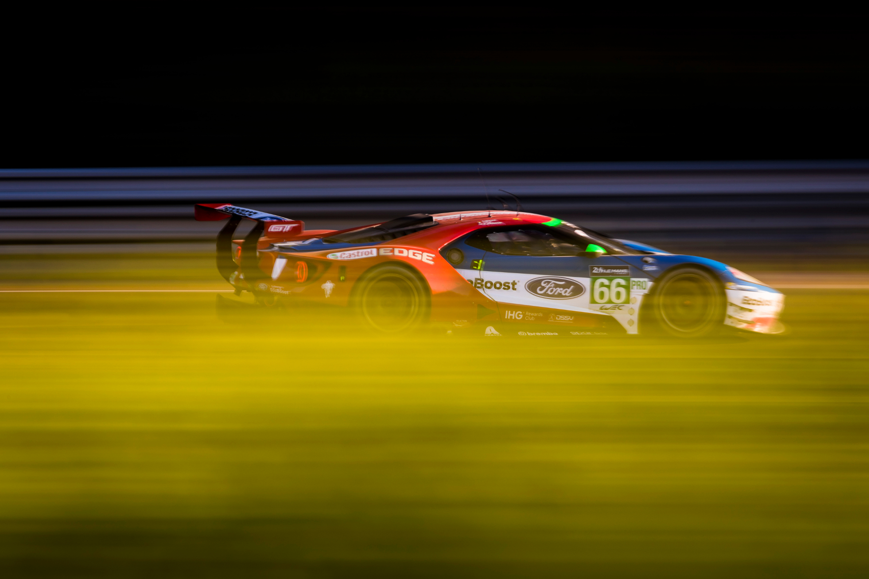 mid Groß-Gerau - Eindrucksvolle Vorstellung: ein Ford GT im Juni 2017 auf dem Circuit de la Sarthe von Le Mans. Ford / Drew Gibson