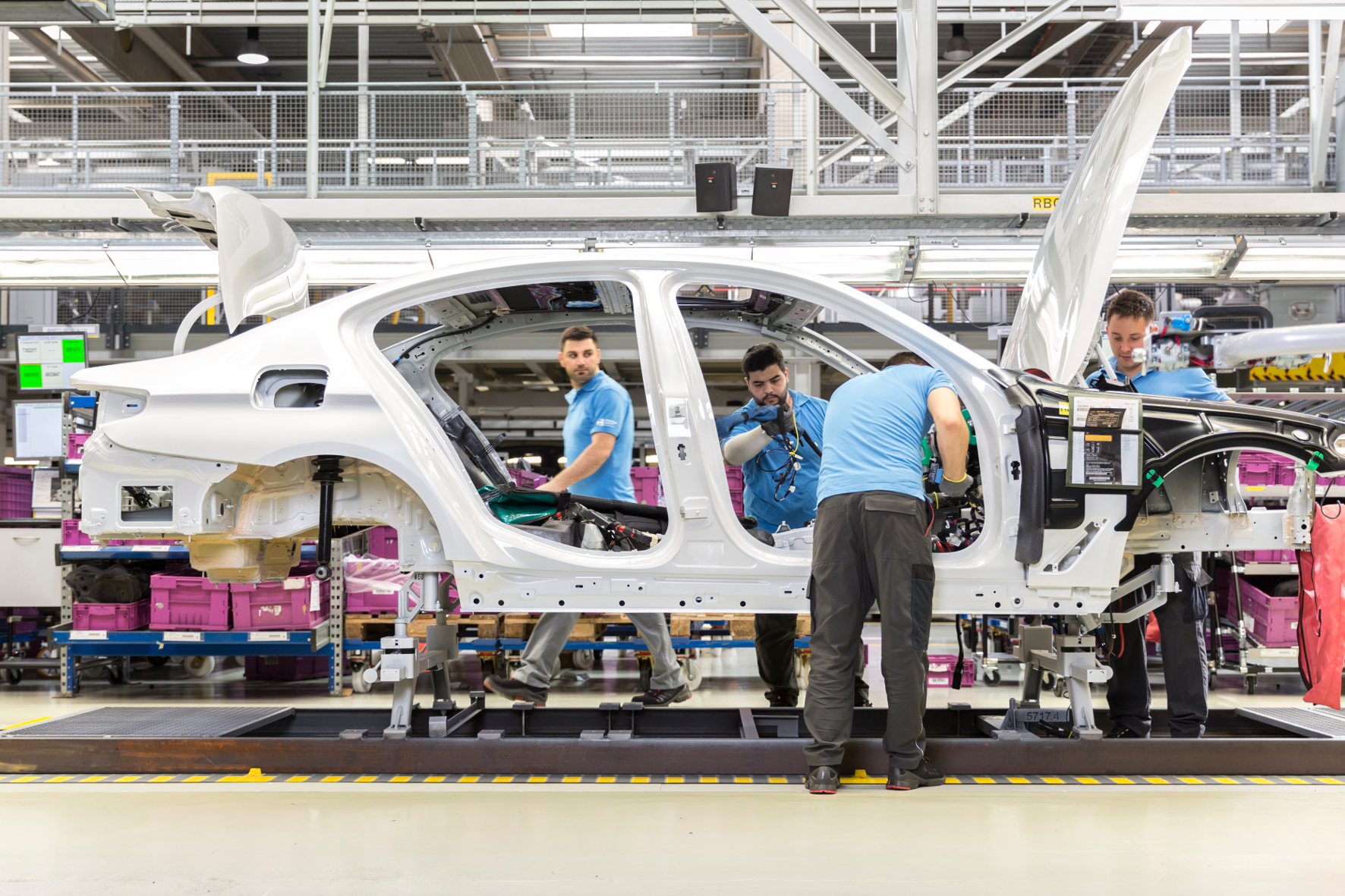 mid Groß-Gerau - Die Zahl der Arbeitsplätze in der Automobilproduktion wird laut einer Studie wegen der Elektrifizierung deutlich sinken. Magna