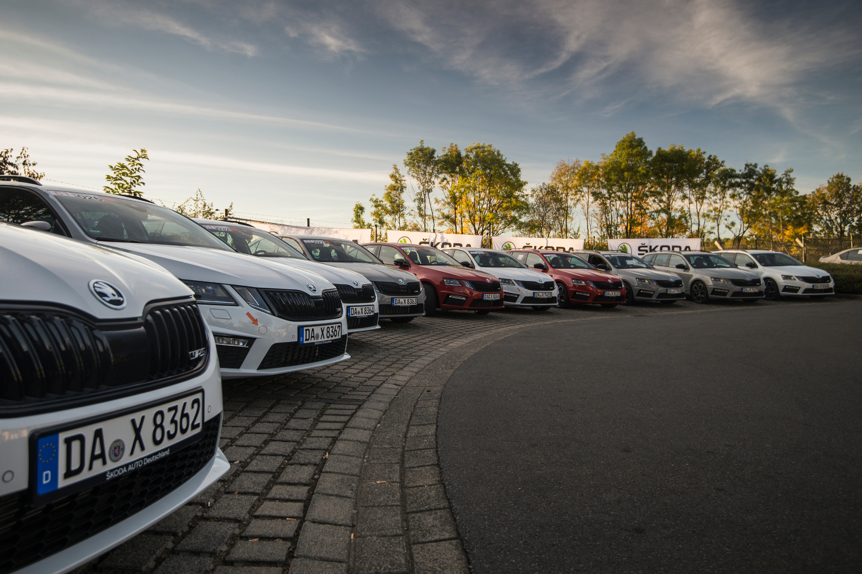 mid Nürburgring - Skoda Auto Deutschland stellt für das Herbsttraining das sportliche Familienauto Octavia RS als Limousine und Kombi zur Verfügung. Skoda