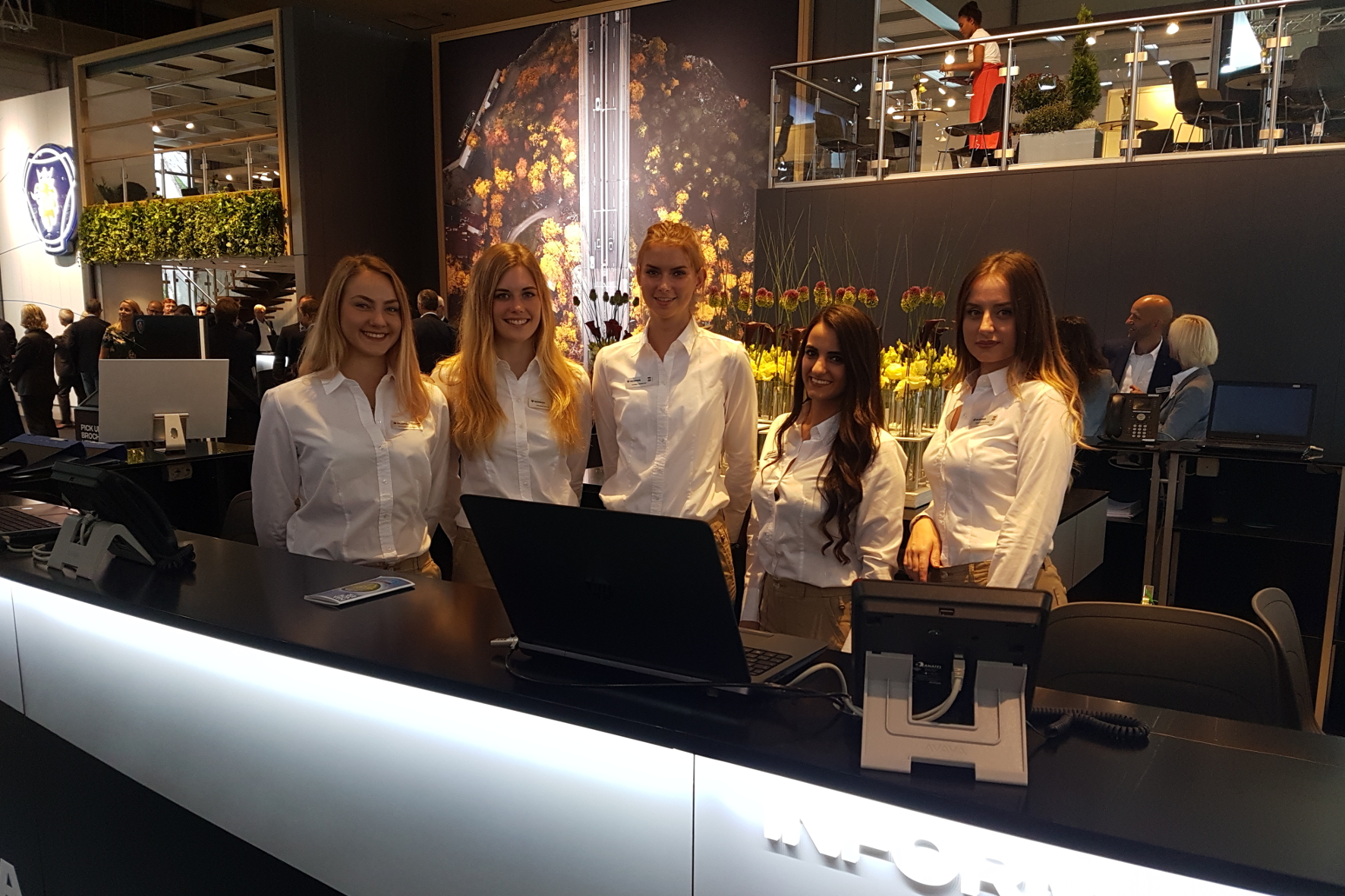 mid Hannover - Die Scania-Hostessen sind charmant und attraktiv bei der IAA Nutzfahrzeuge 2018 in Hannover. Jutta Bernhard / mid