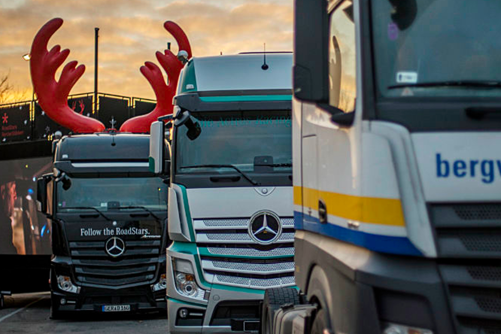 mid Groß-Gerau - Vom 20. November bis zum 13. Dezember macht Mercedes an den Autohöfen Euro-Rastpark Theeßen, Autohof Wörnitz, Aral Autohof Elbert (Rheinböllen) und Shell SVG-Autohof (Lohfelden bei Kassel) weihnachtliche Station. Rentier-Look inklusive. D