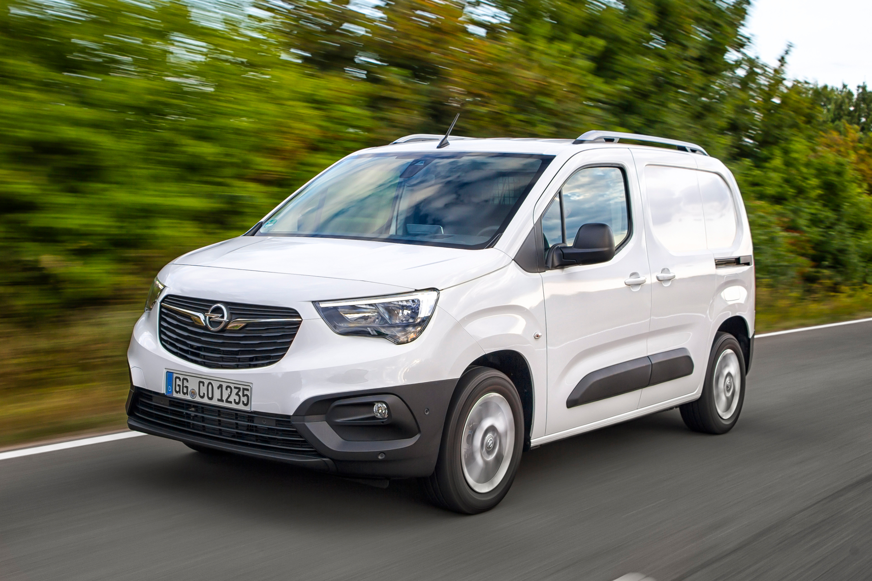 mid Groß-Gerau - Auf dem Weg zu den Händlern: der neue Opel Combo Cargo. Opel
