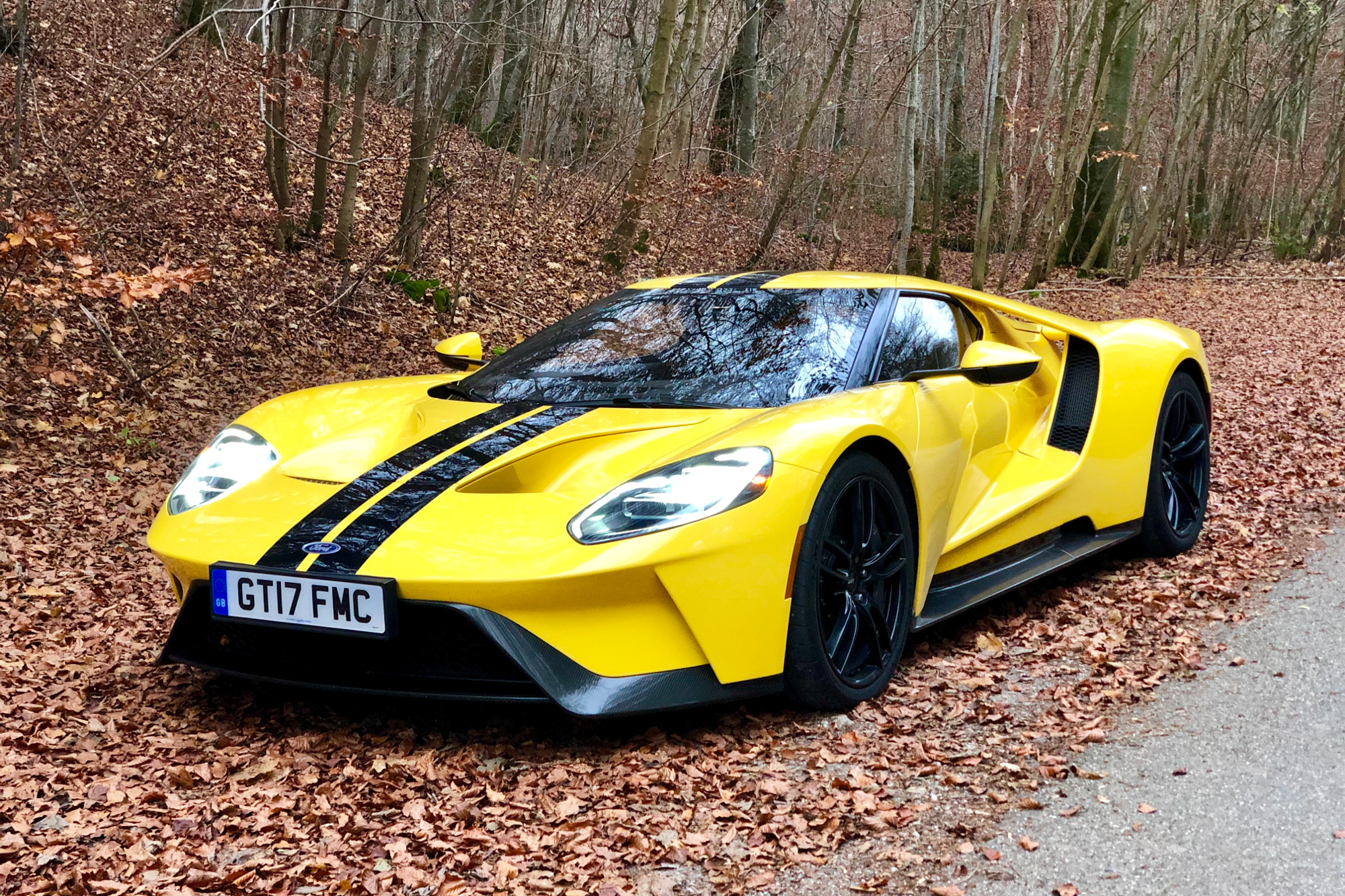 mid Fürstenfeldbruck - Ein 540.000 PS-Geschoss wie der Ford GT auf öffentlichen Straßen ist ein einmaliges Erlebnis, besonders im Herbst bei niedrigen Fahrbahn-Reibwerten. Ralf Schütze
