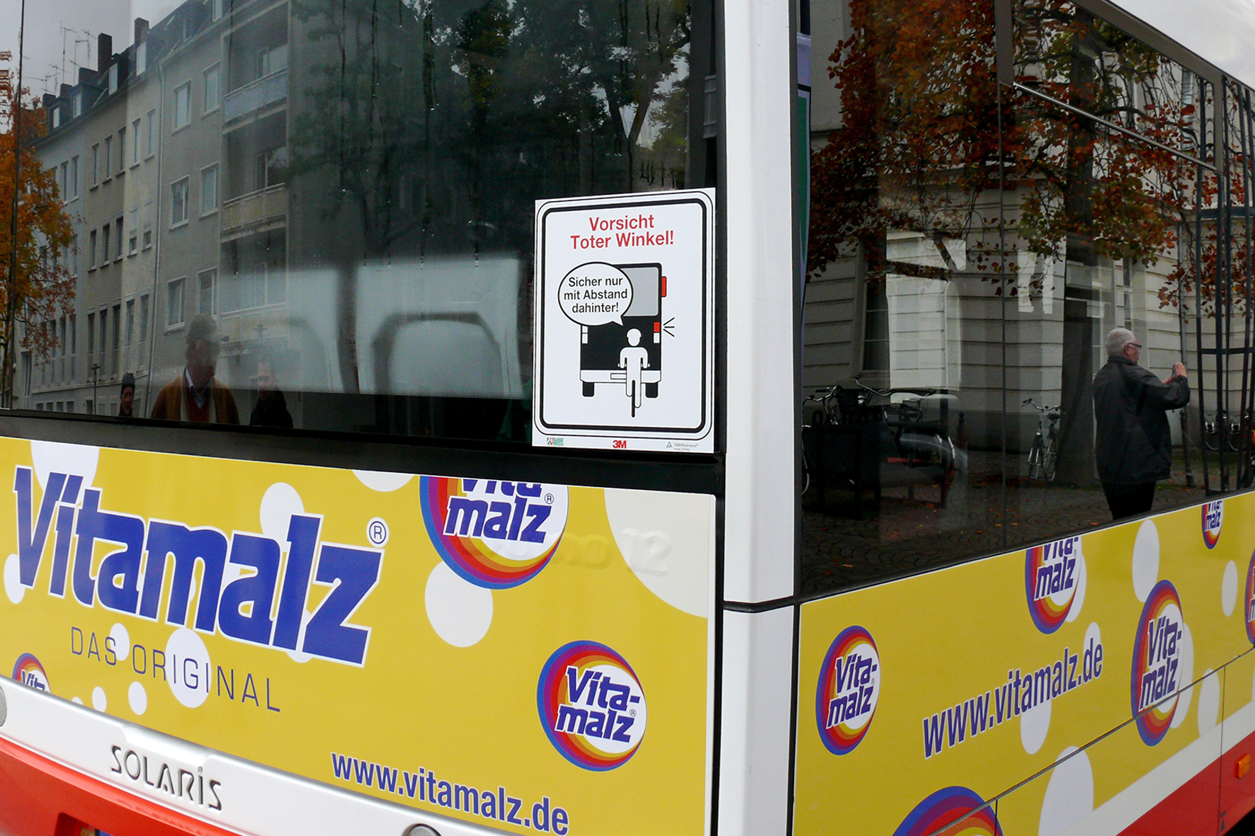 mid Groß-Gerau - Mit den Aufklebern wird in der konkreten Verkehrssituation gewarnt. 3M