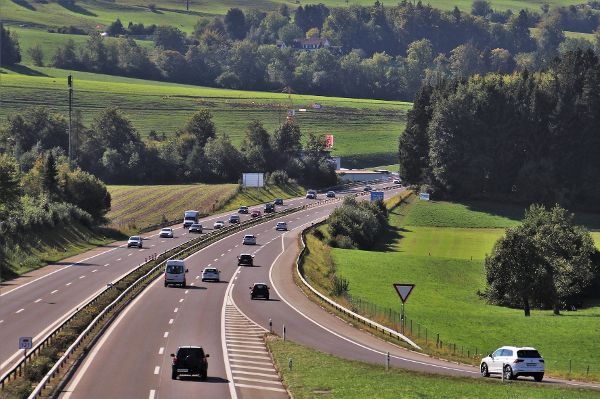 mid Groß-Gerau - Mit Fahrverboten auf Autobahnen schießen die Umweltschützer nach Meinung vieler Autofahrer über das Ziel hinaus. pasja 1000 / pixabay.com