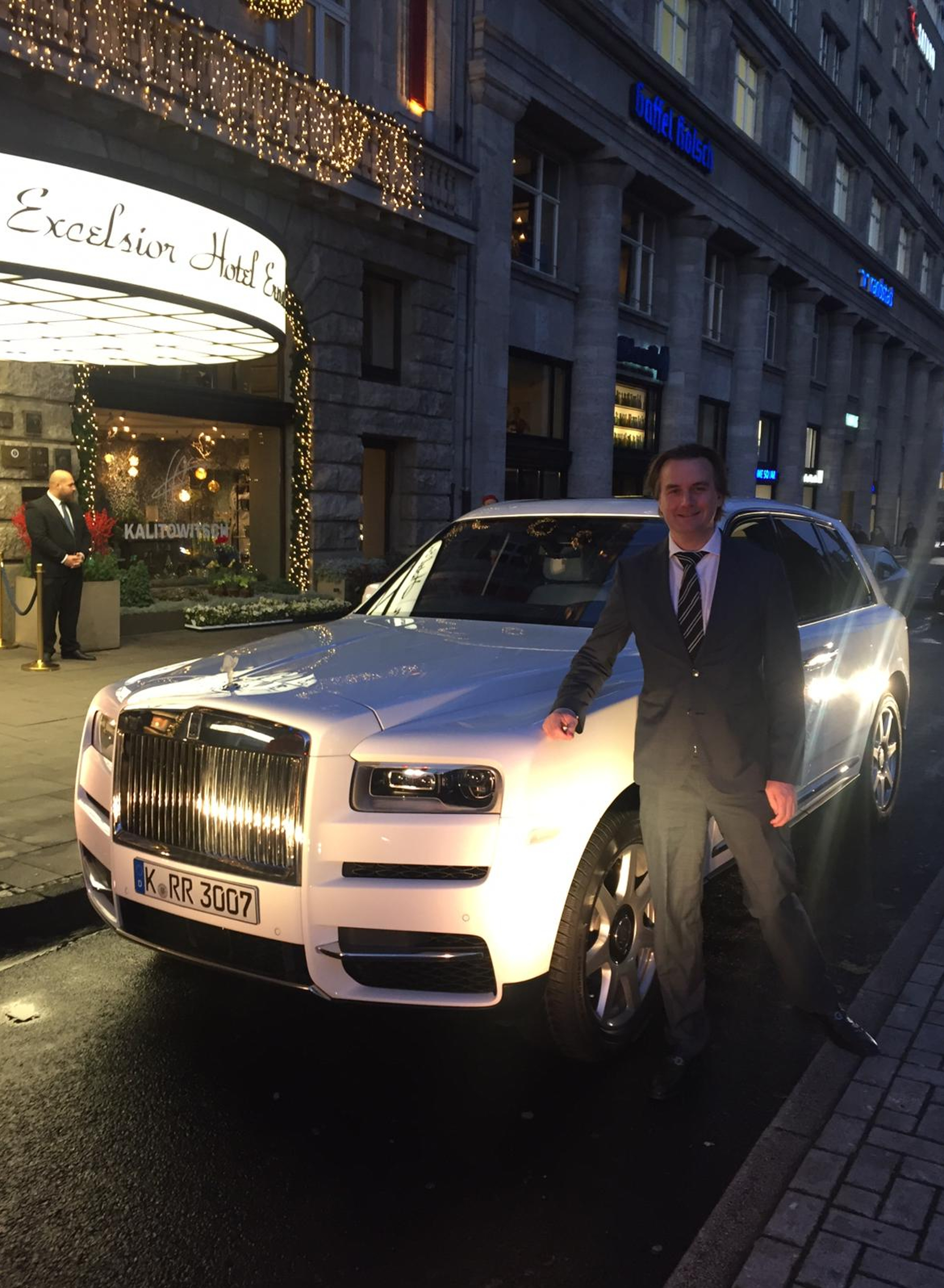 mid Köln - Lifestyle-Redakteur Lars Wallerang bei der Präsentation des Rolls-Royce Cullinan vor dem Excelsior Hotel Ernst. Frank Zobel / mid