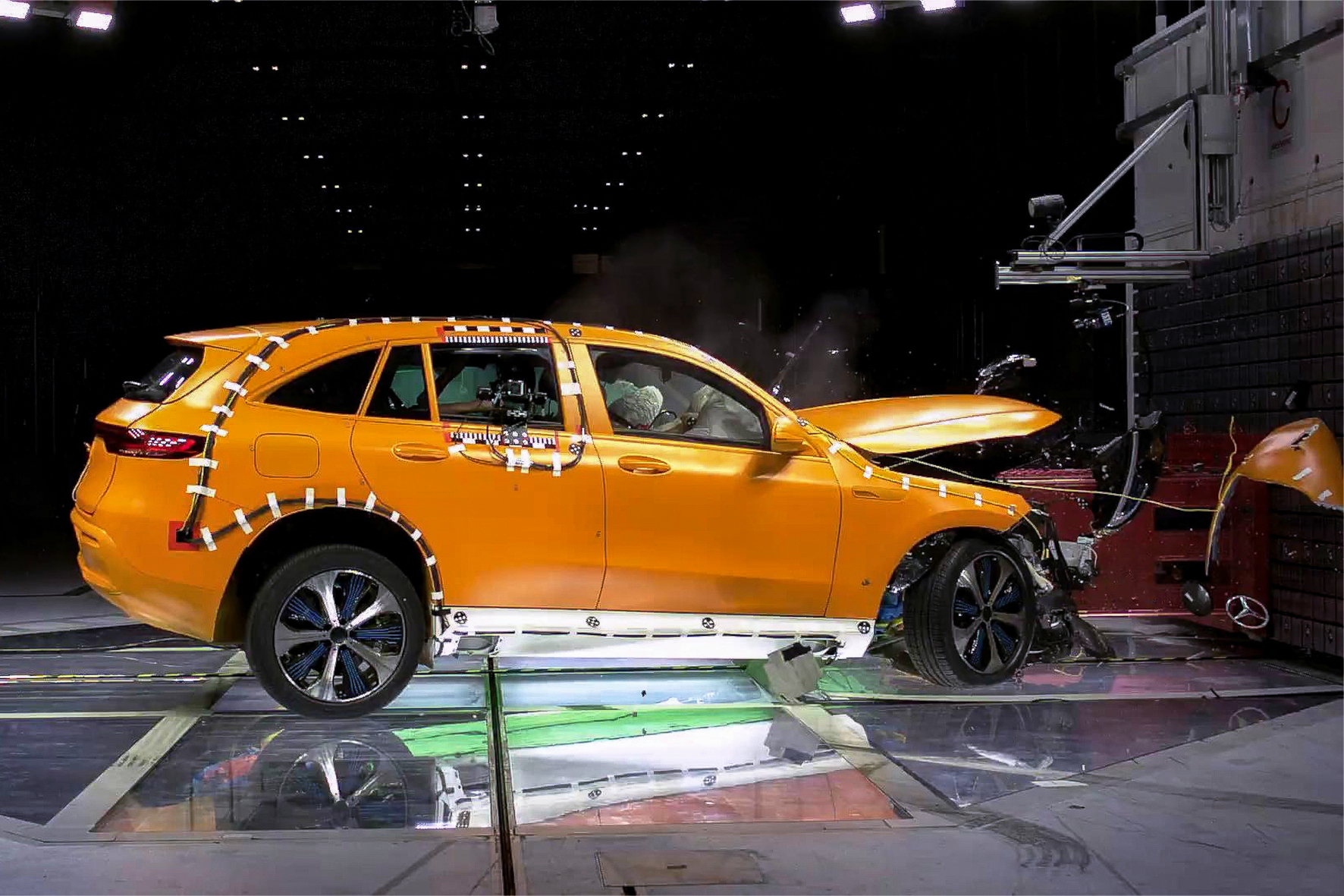 mid Groß-Gerau - Plötzliche Kaltverformung: der Mercedes EQC beim Crashtest. Daimler