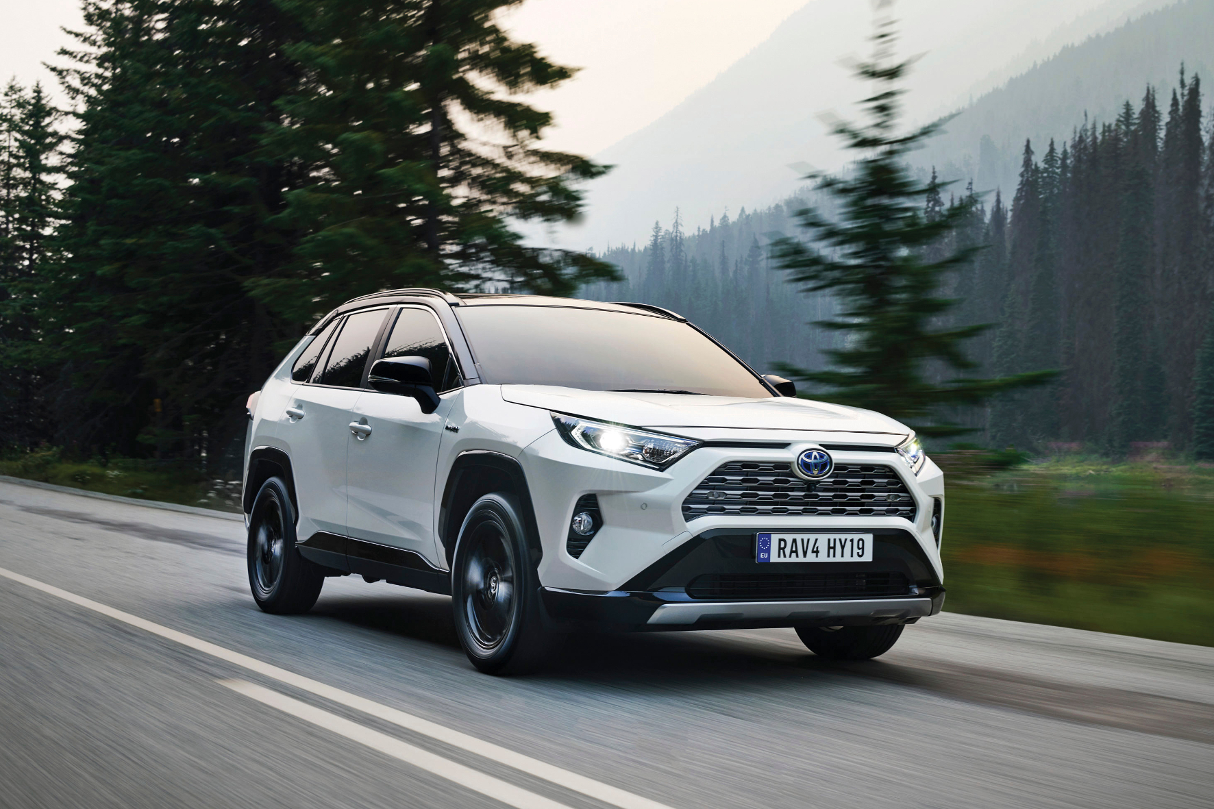 mid Barcelona - Schon ab 29.990 Euro ist die fünfte Generation des SUV-Urahns Toyota RAV4 zu haben. Toyota