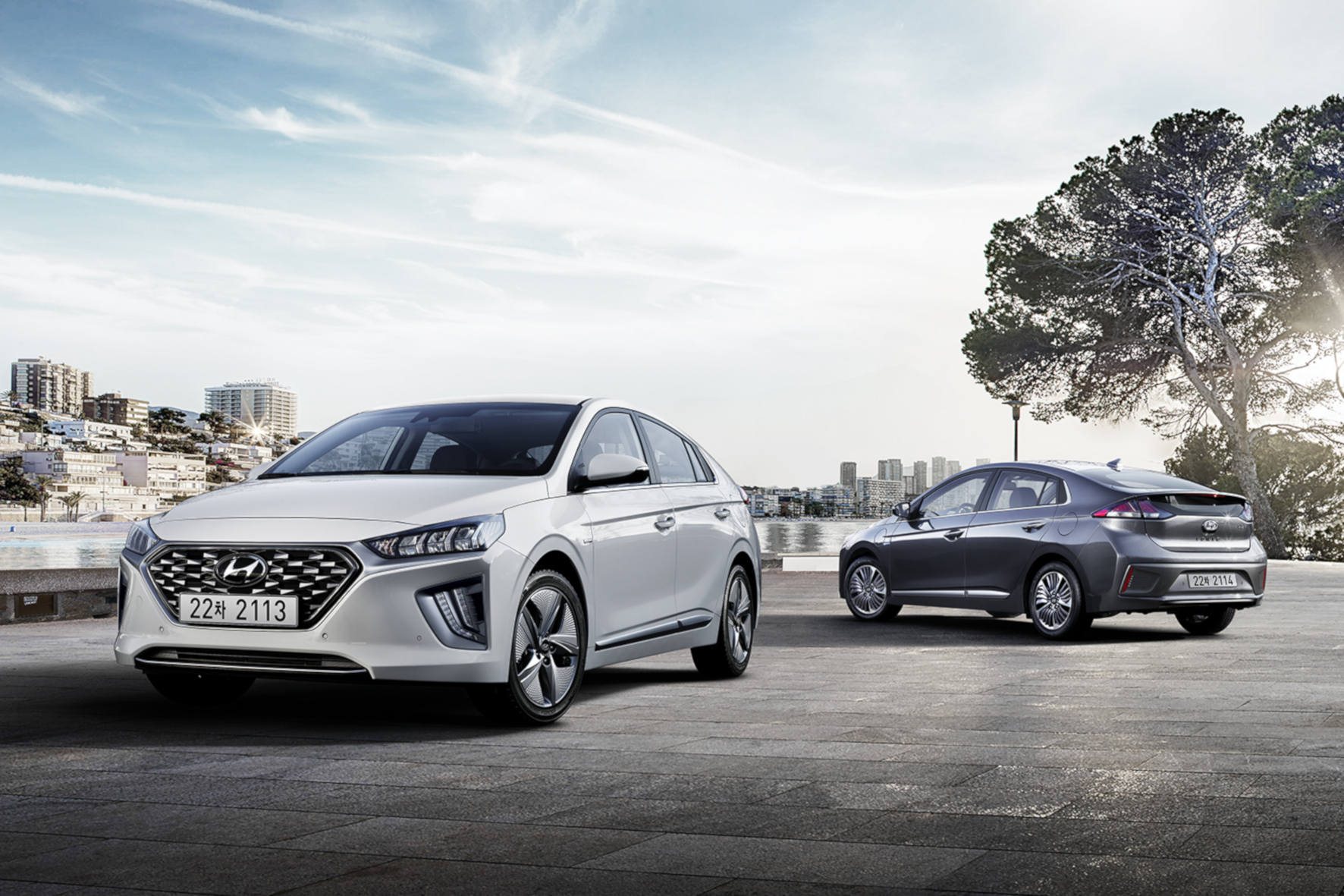 mid Groß-Gerau - Der Hyundai Ioniq Hybrid und die Plug-in-Version starten im kommenden Sommer mit diversen Verbesserungen durch. Hyundai