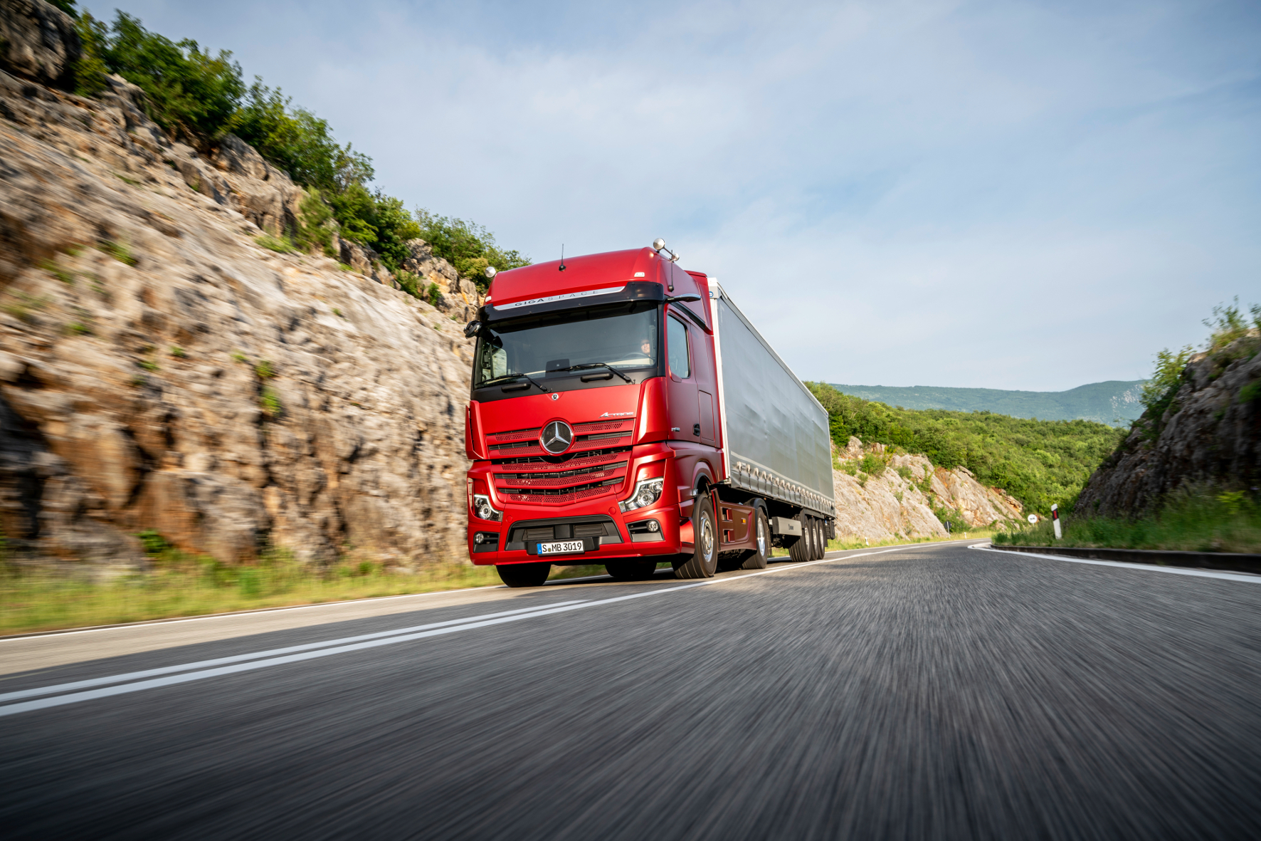 mid Gaggenau - Ab Mitte 2019 beim Kunden: die neueste Version des Daimler Trucks & Buses-Flaggschiffs Actros, hier als Actros 1863 LS 4x2 mit 15,6 l Hubraum und 625 PS. Daimler