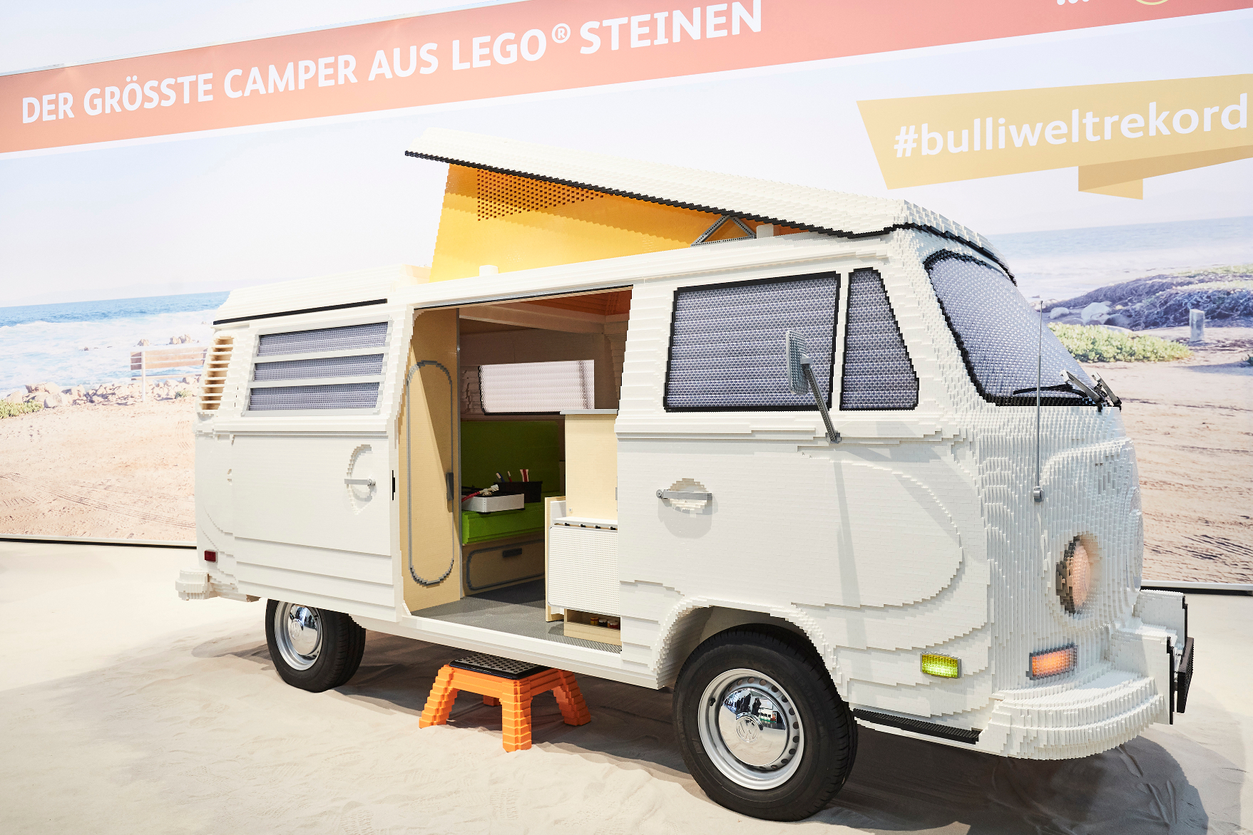 mid Groß-Gerau - Ein Bulli fürs Guinness-Buch: Zwei Modellbauer haben einen T2-Campingwagen mit 400.000 Lego-Steinen zu neuem Leben erweckt. VW