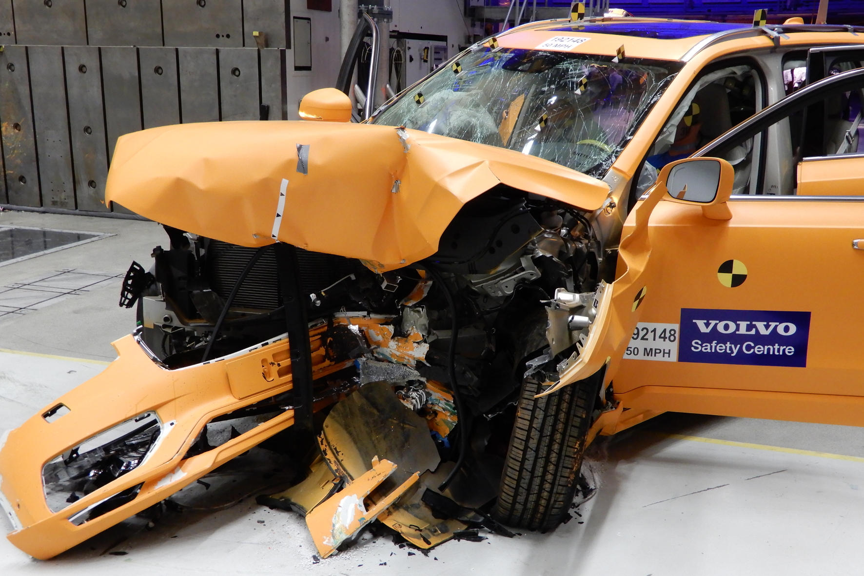 mid Göteborg - Dieser Volvo XC 90 fährt mit Tempo 80 in eine Offset-Barriere. Kaum zu fassen: Der Innenraum wird nicht zerstört. Klaus Brieter / mid