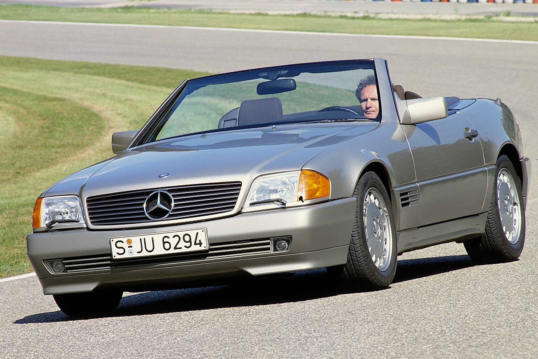 mid Groß-Gerau - Mercedes-Benz SL der Baureihe R 129: Der Technologieträger feiert vor 30 Jahren Premiere. Mercedes-Benz