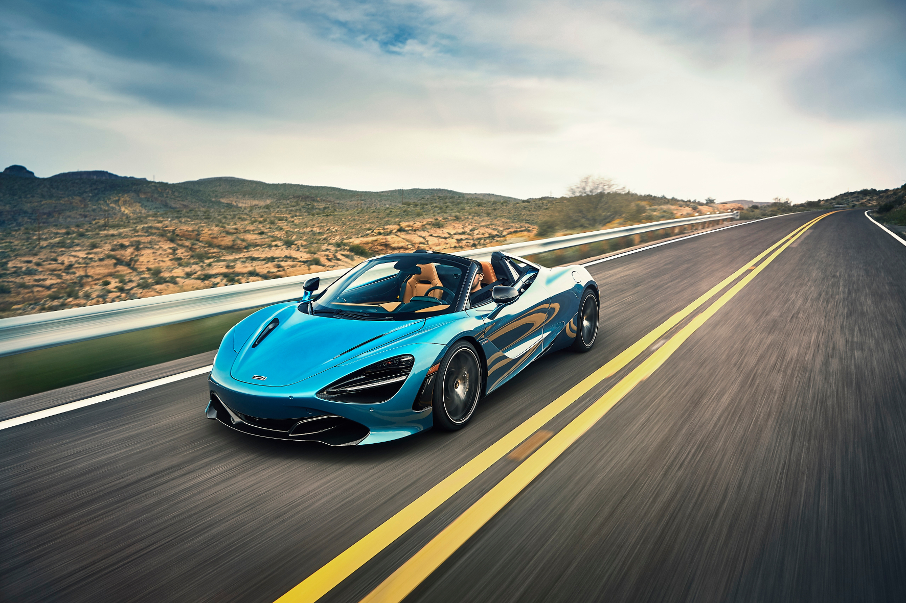 mid Phoenix - Schön schnell: Der McLaren 720S Spider dort, wo er besonders viel Spaß macht - auf der Landstraße. Mike Dodd (Beadyeye)