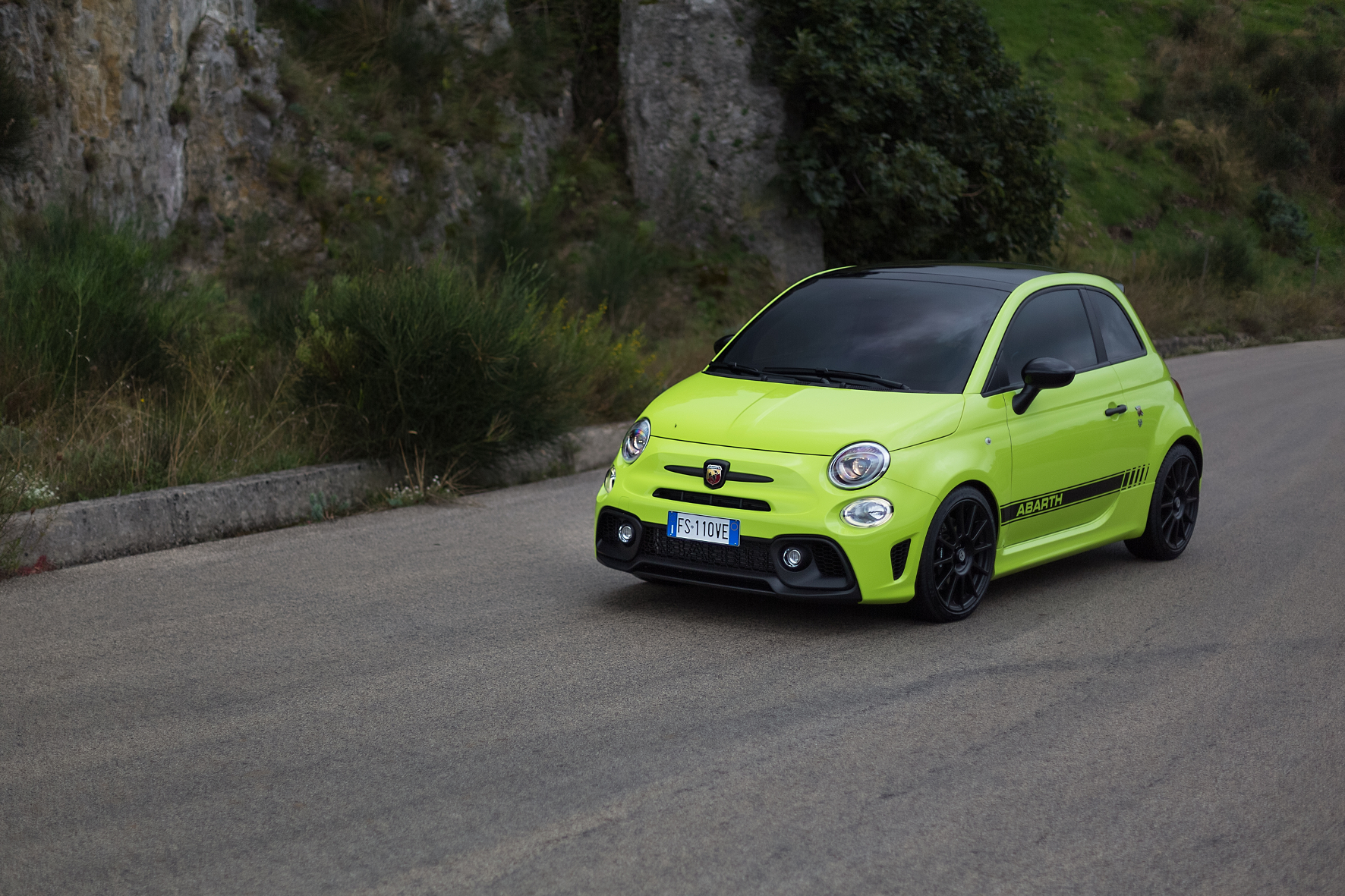 mid Groß-Gerau - Kommt eine Rennsemmel angeflogen: Der Abarth 595 Competizione hat es faustdick unter seiner kleinen Haube. 180 PS garantieren Fahrspaß pur. FCA