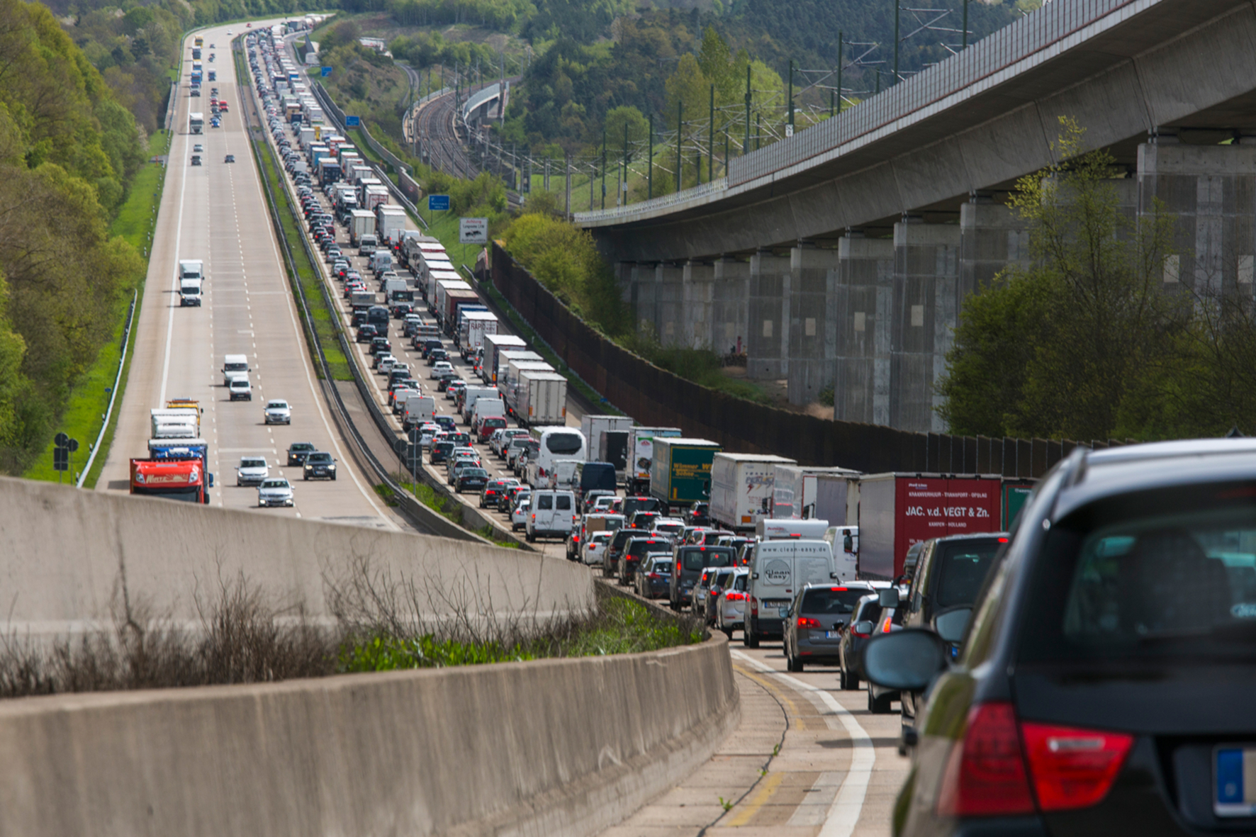 mid Groß-Gerau - Stau, so weit das Auge reicht - es wird wieder eng auf den Autobahnen. ACE
