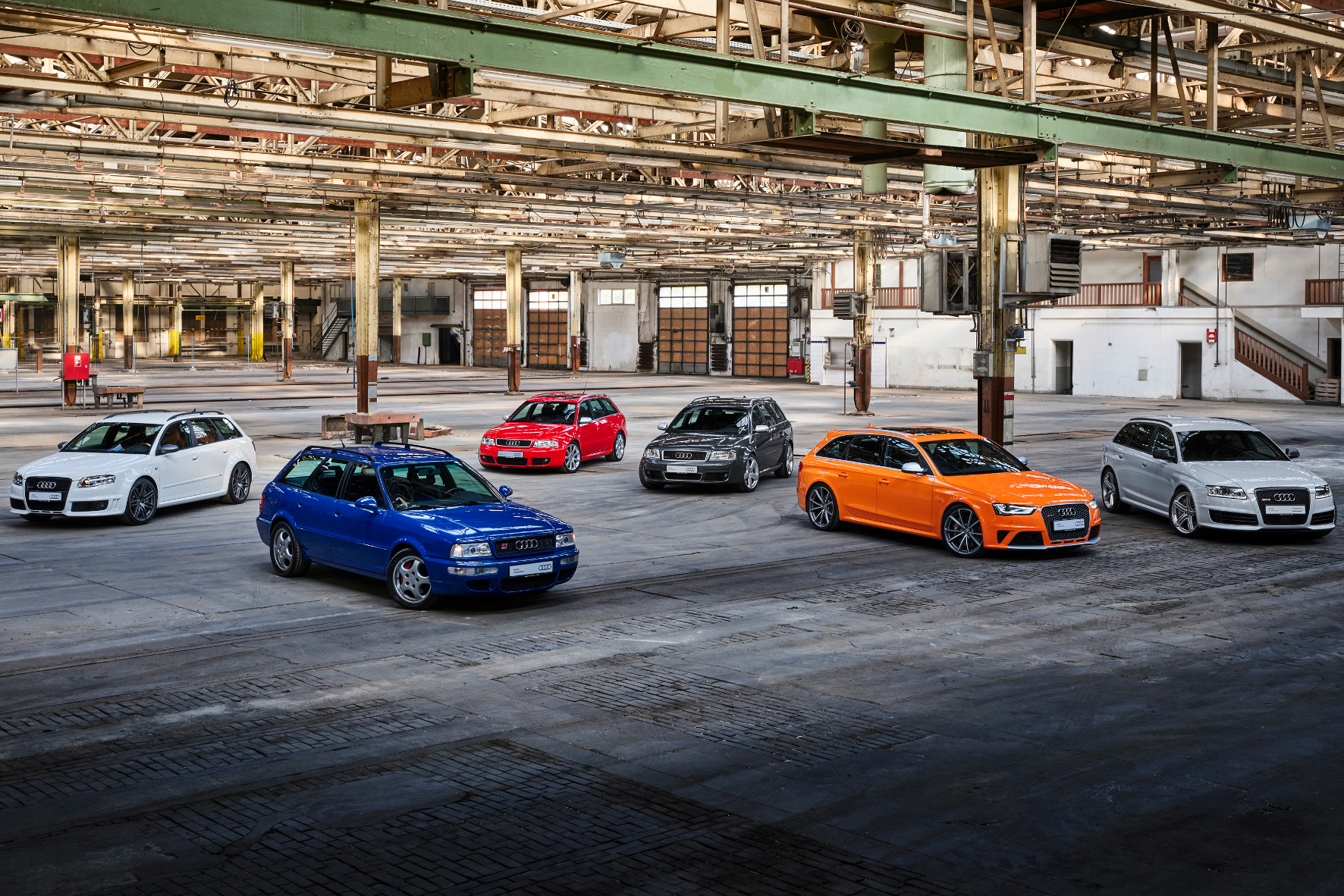 mid Groß-Gerau - Sportliche Sammlung: von links nach rechts Audi RS 4 Avant (Typ B7), Audi RS 2 Avant, Audi RS 4 Avant (Typ B5), Audi RS 6 Avant (Typ C5), Audi RS 4 Avant (Typ B8), Audi RS 6 Avant (Typ C6). Audi