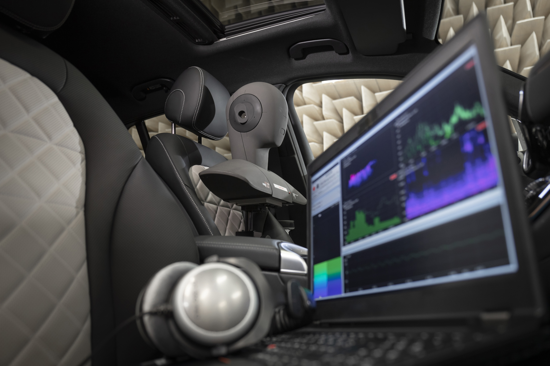 mid Groß-Gerau - Mit Hilfe eines Kunstkopfs suchen Akustikexperten bei Mercedes nach dem besten Warngeräusch für E-Autos. Daimler