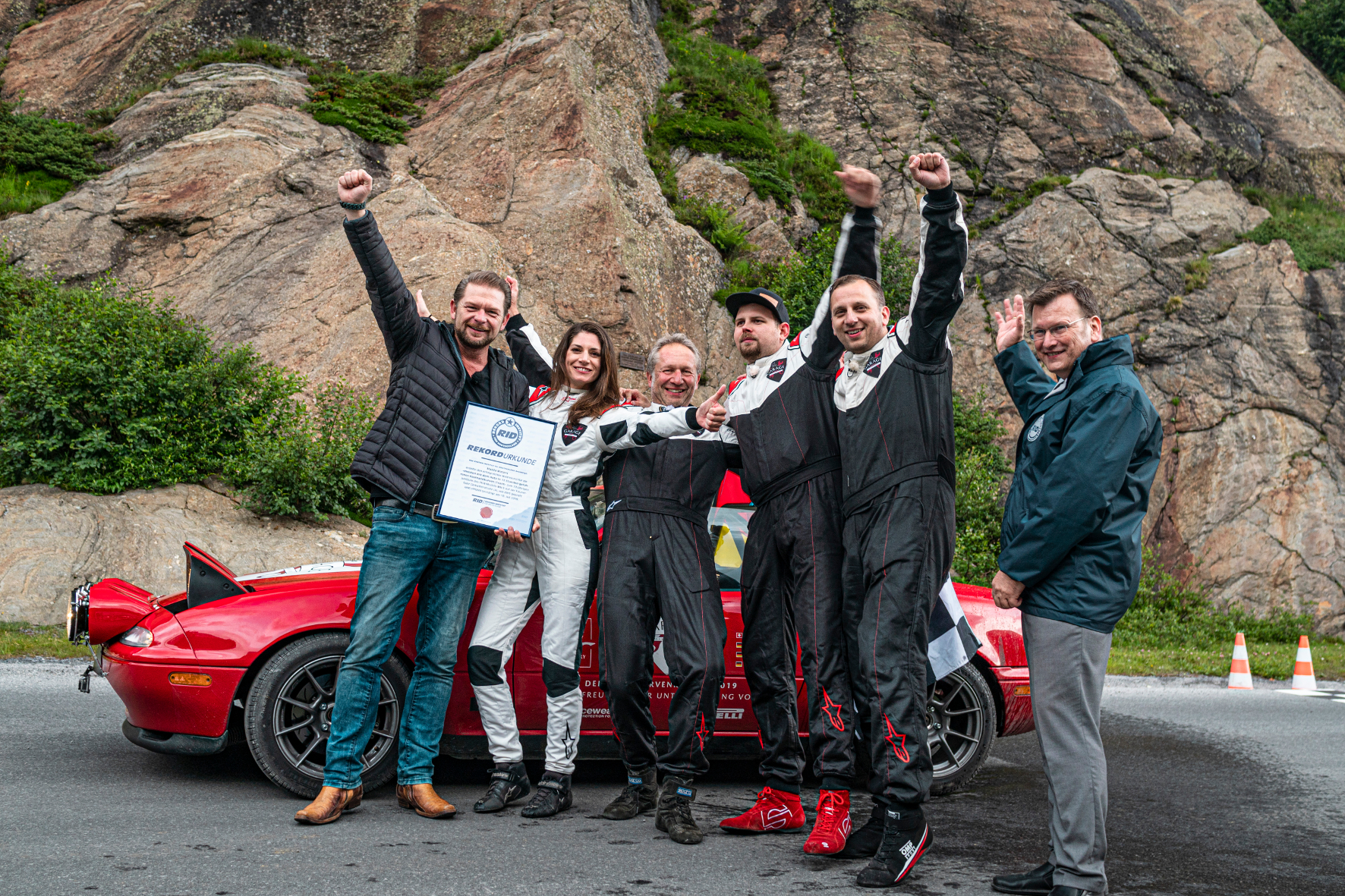 mid Groß-Gerau - Siegerfreuden: Das Mazda-Team ist Rekordhalter in einer kurvigen Disziplin. Mazda