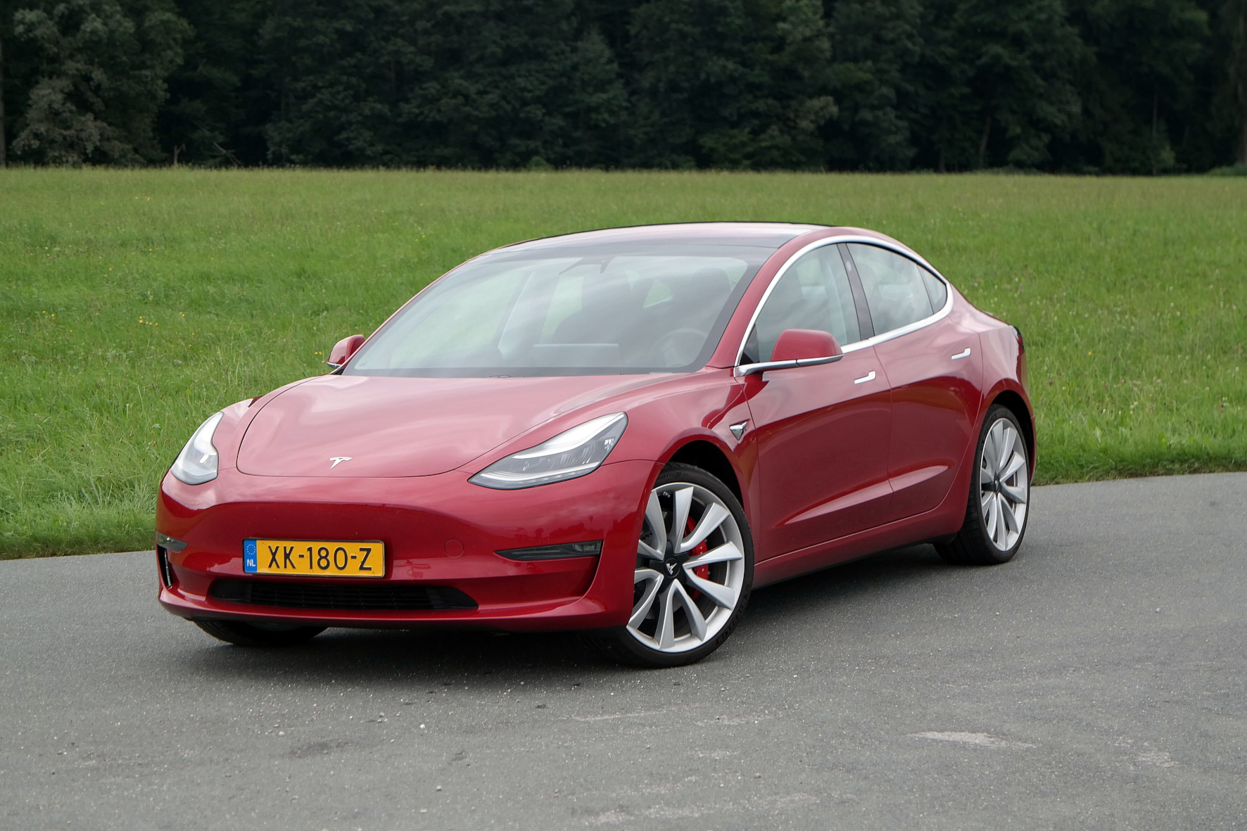 mid Groß-Gerau - Schicke Limousine im BMW-3er-Format: das Tesla Model 3. Rudolf Huber / mid