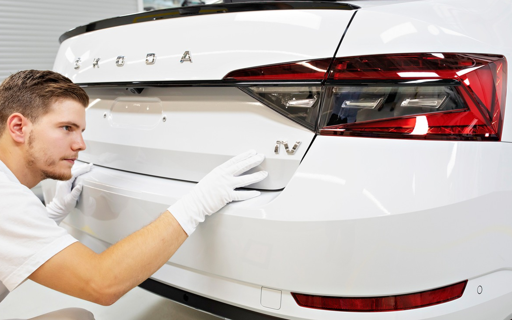 mid Groß-Gerau - Prüfender Blick: Nach der Qualitätskontrolle verlassen die ersten Superb-Modelle mit Plug-in-Hybrid das Skoda-Werk. Skoda