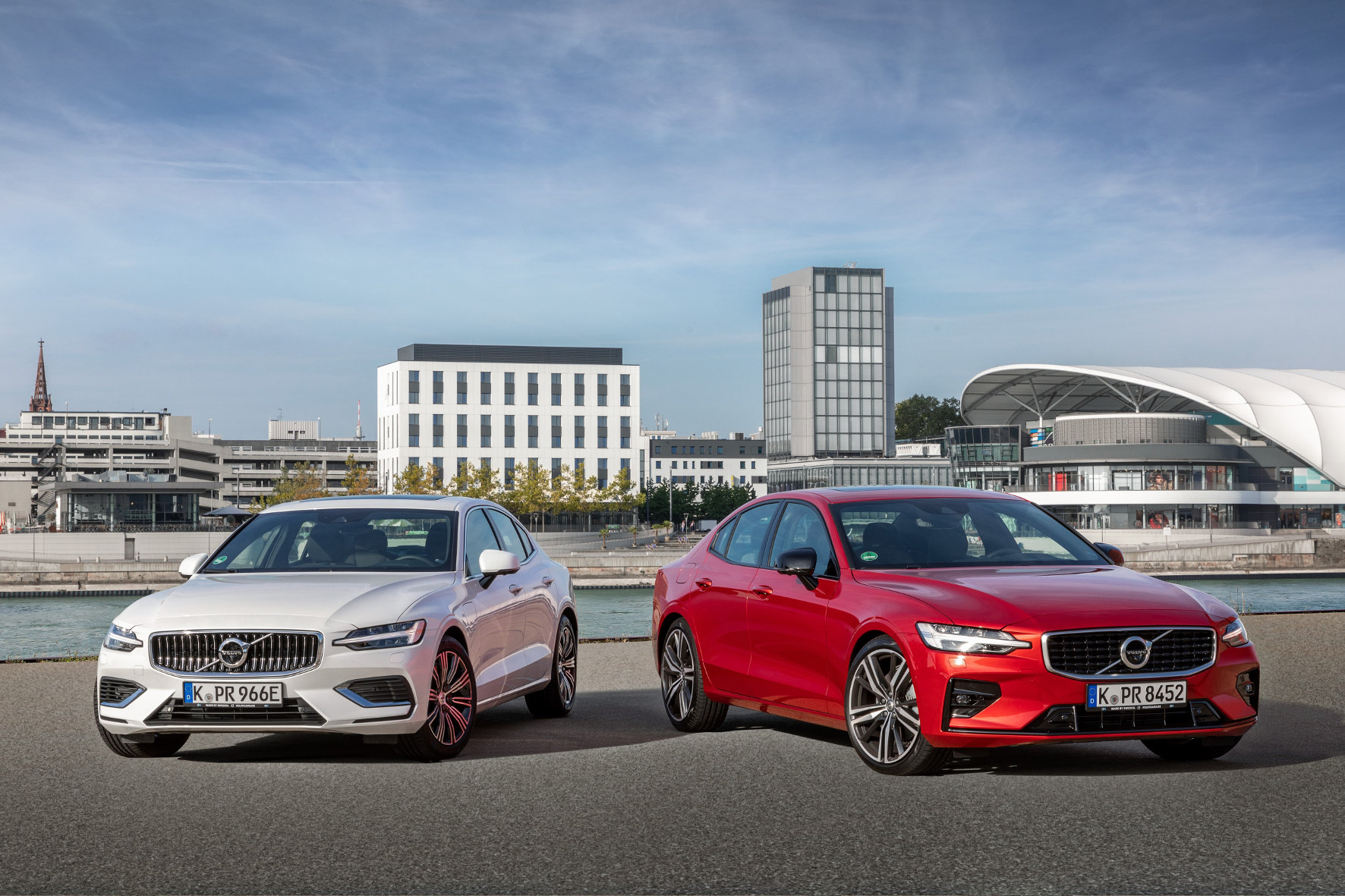 mid Groß-Gerau - Edel-Schweden: Volvo S60 Twin Engine AWD (links) und Volvo S60 T5 R-Design (rechts). Volvo