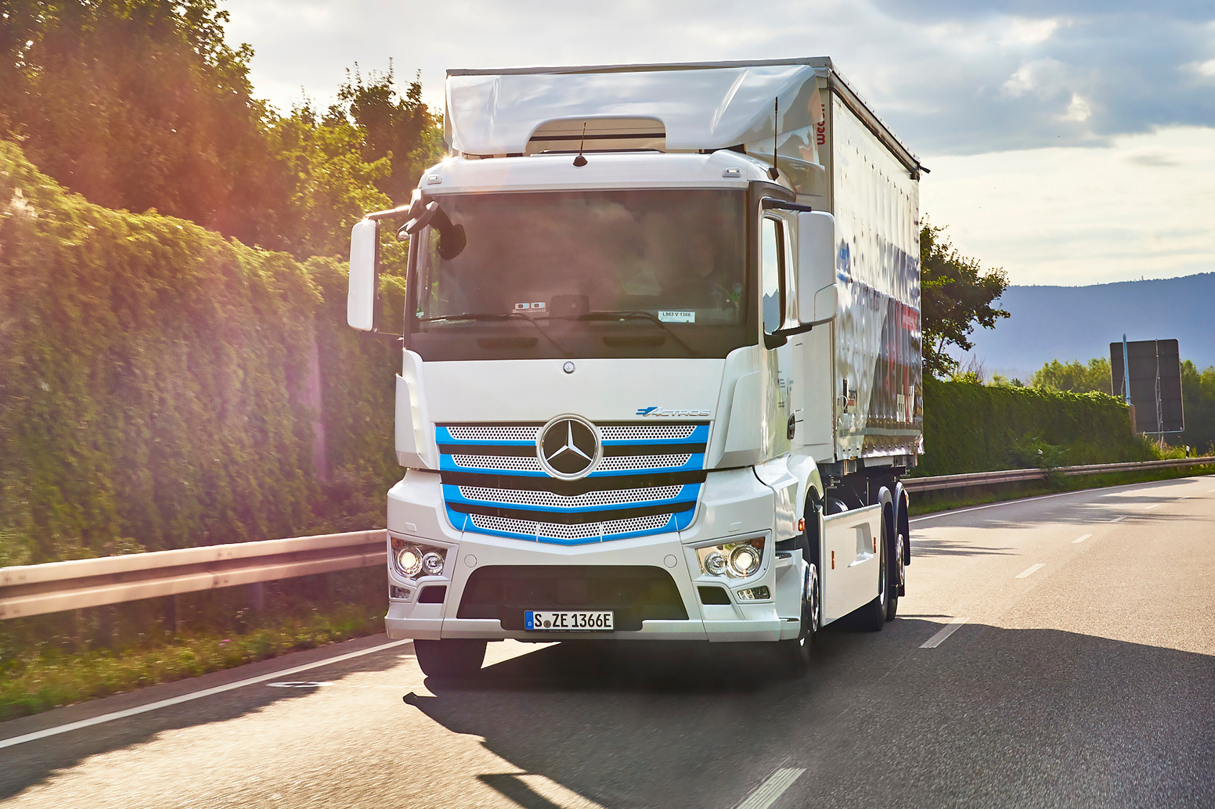 mid Groß-Gerau - Der eActros ist im intensiven Kundeneinsatz in Deutschland und der Schweiz. Daimler