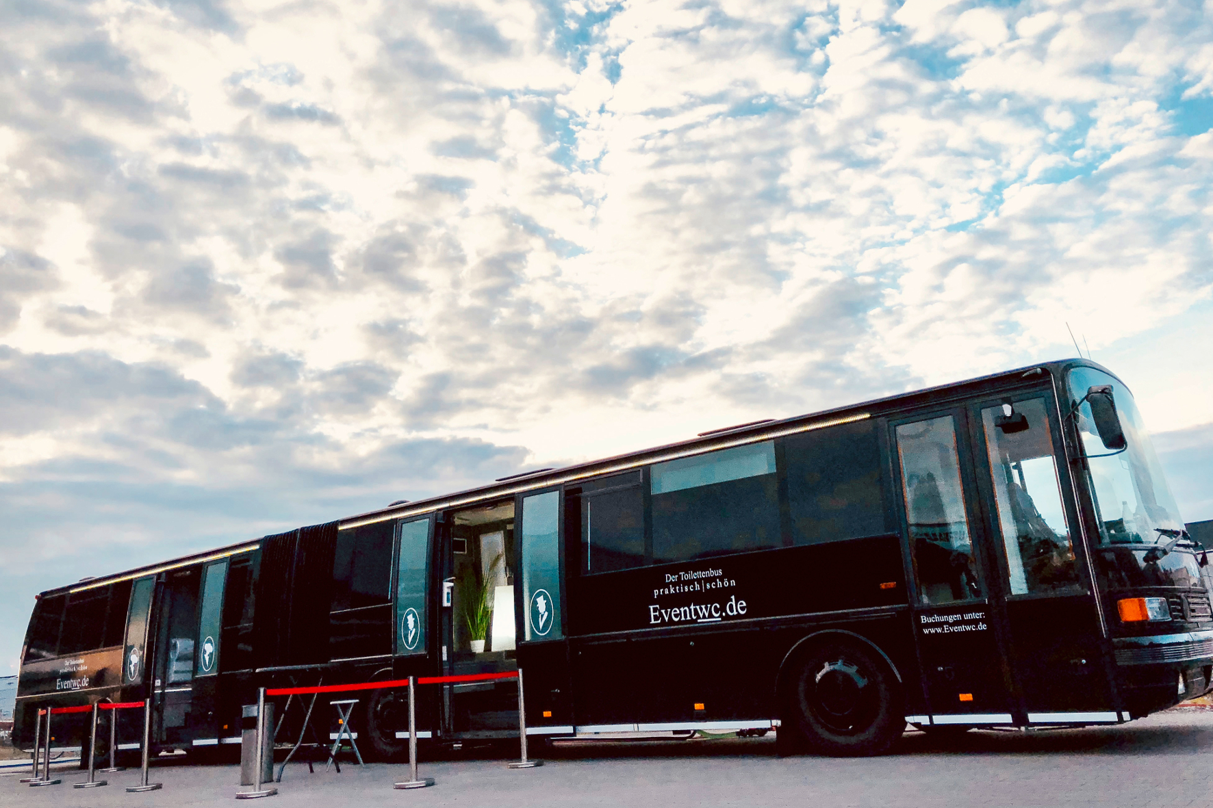 mid Groß-Gerau - Ein Setra SG 221 UL dient als luxuriöses Event-WC auf Festivals und Messen. Daimler