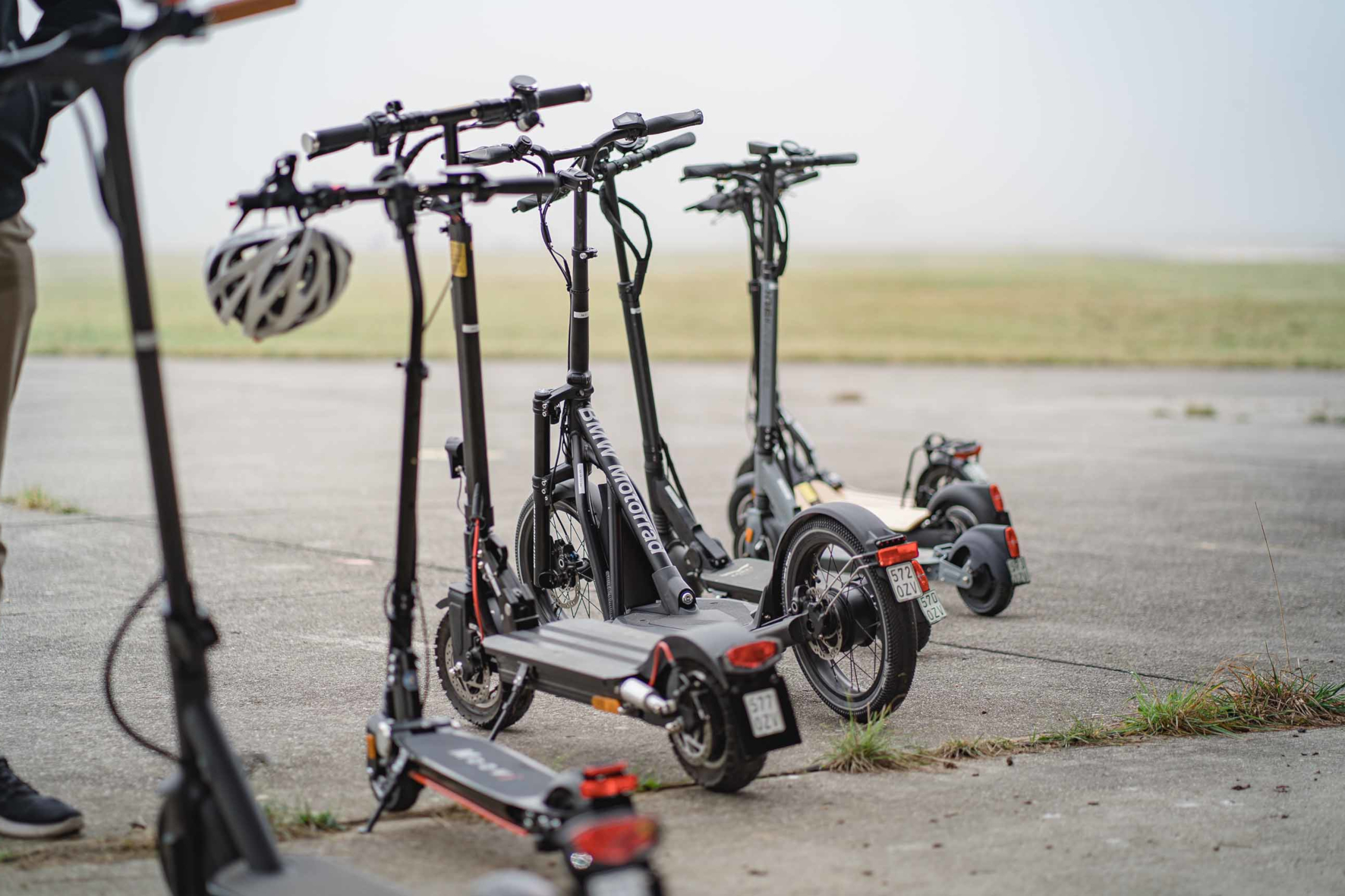 mid Groß-Gerau - Ausprobiert: Ein Teil des Starterfelds beim E-Scooter-Test des ADAC. ADAC