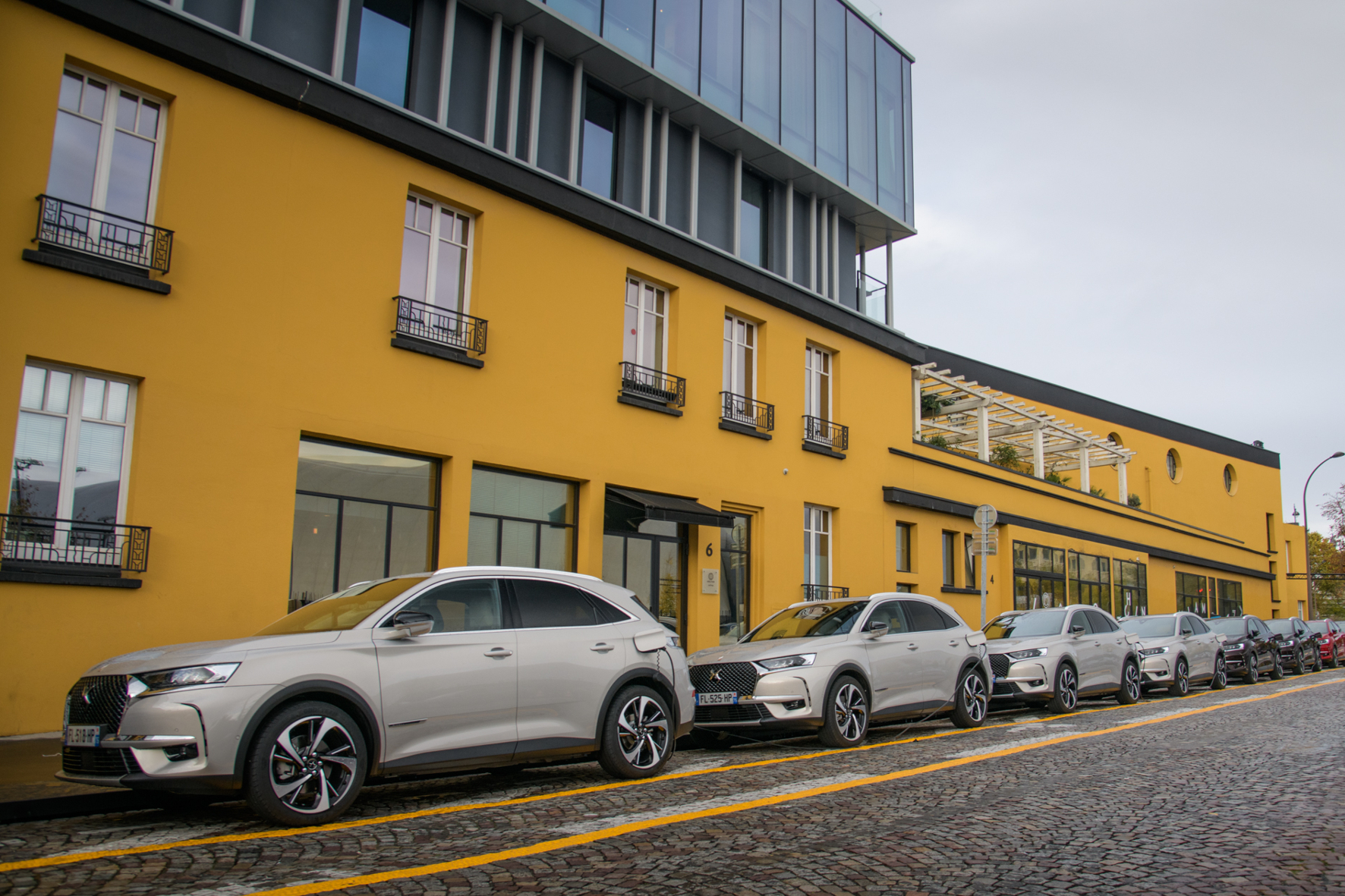 mid Groß-Gerau - Am Designer-Hotel Molitor in Paris, einer ehemaligen Badeanstalt, stehen elektrifizierte Modelle der französischen Marke DS zu Probefahrten bereit. DS Automobiles
