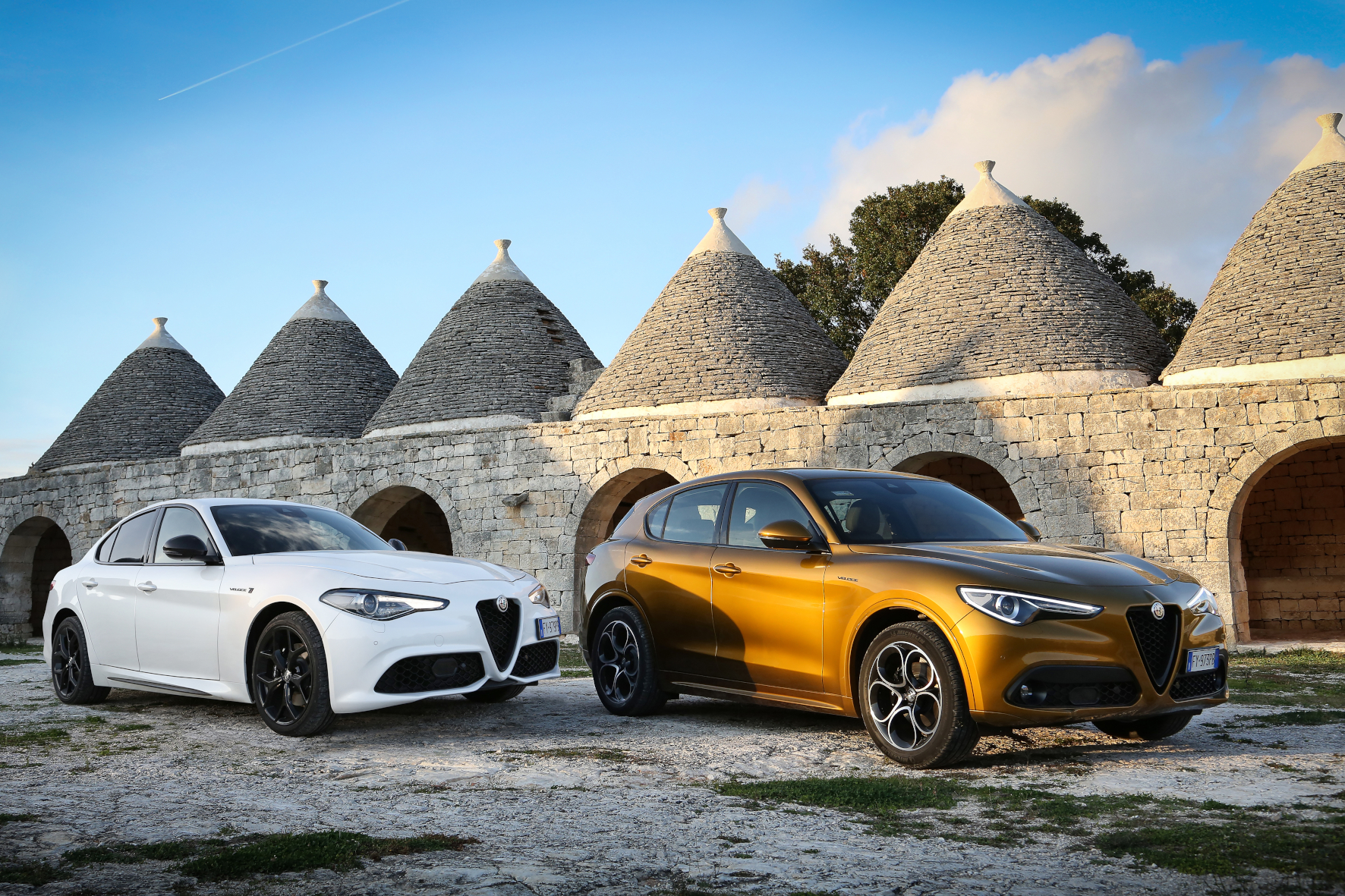 mid Bari - Kraftvolles Duo im Morgenlicht: Alfa Romeo Giulia und Stelvio bleiben äußerlich unverändert. FCA