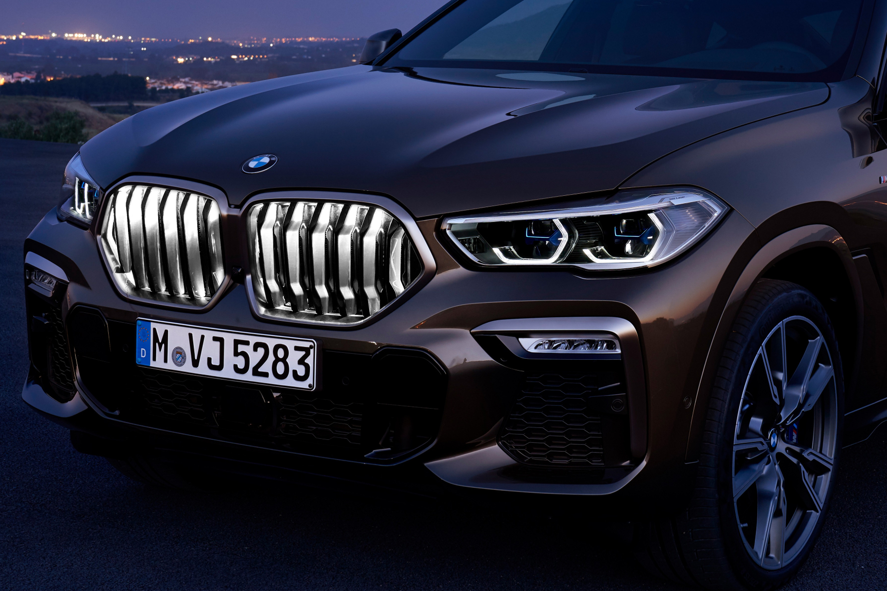 mid Groß-Gerau - Dem Grill geht ein Licht auf: Die beleuchtete Kühlerfront steht Kunden unter der Bezeichnung BMW
