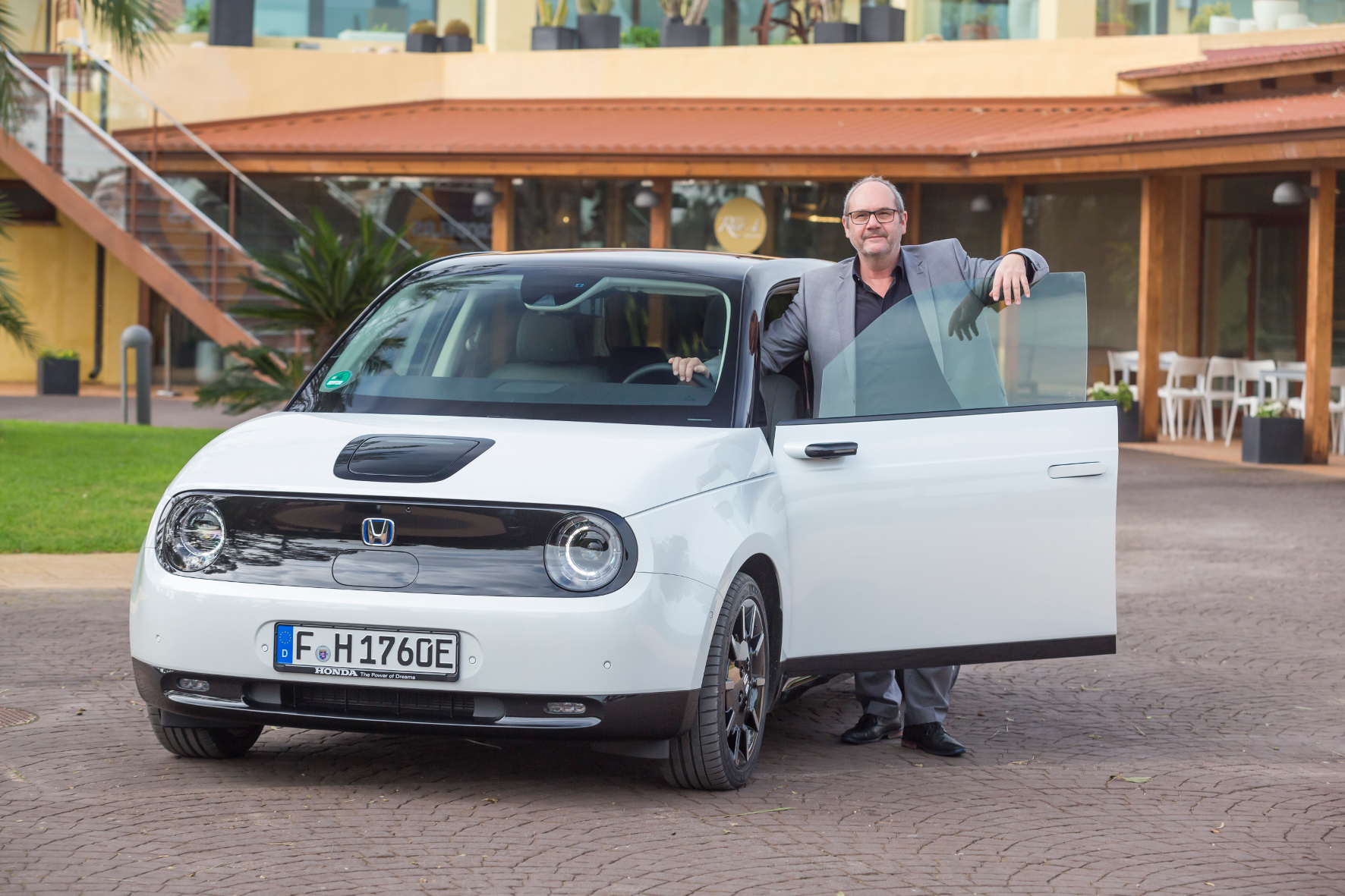 mid Valencia - Mit großer Spannung wartete mid-Autor Rudolf Bögel schon seit knapp drei Jahren auf die Fahrpräsentation des Honda-e. Der erste Kontakt mit dem damals noch als Urban EV bezeichneten Konzeptfahrzeug war auf der IAA 2017. Honda