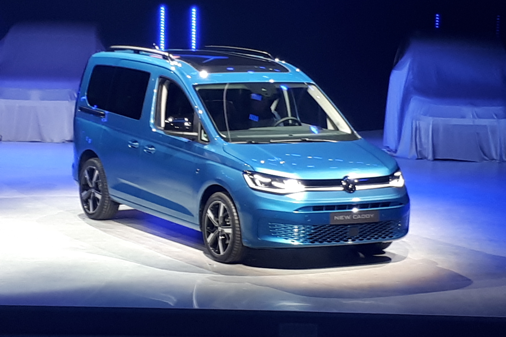 mid Düsseldorf - Blaues Wunder: der neue VW Caddy bei der Weltpremiere in Düsseldorf. Ralf Loweg / mid