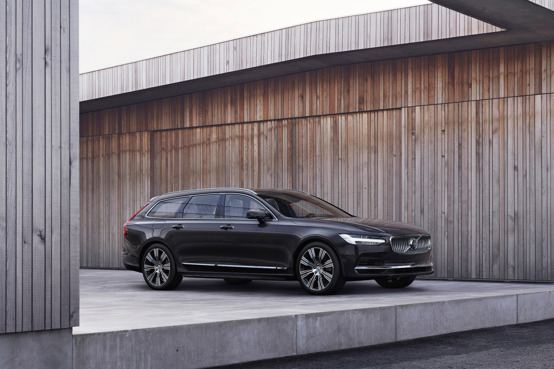 mid Groß-Gerau - Der Volvo V90 wird zum Modelljahr 2021 überarbeitet. Volvo
