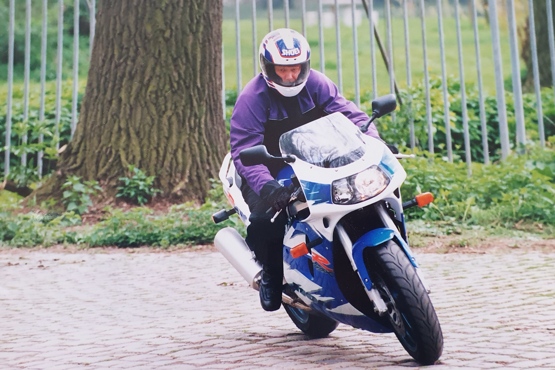 mid Groß-Gerau - Suzuki GSX-R 1100 W - ausgereift und kompromisslos. Der erste Eindruck ist respekteinflößend. 1995 der Traum vieler Biker. Archiv Motor-Informations-Dienst (mid)