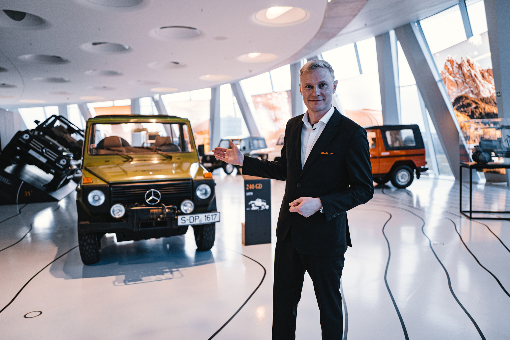 mid Groß-Gerau - Museumsguide Damian Dabrowski nimmt die Instagram-Community mit auf eine interaktive Führung durch die Sonderausstellung „40 Jahre G-Klasse“. Daimler