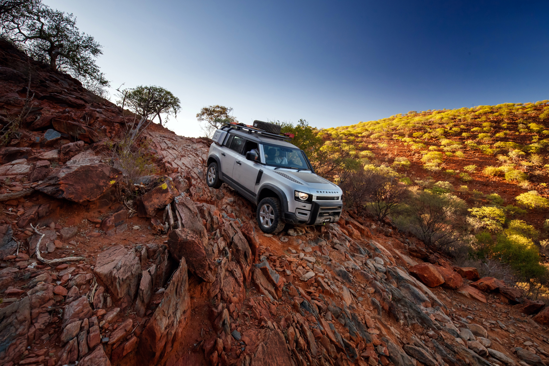 mid Groß-Gerau - Dem neuen Defender ist (fast) keine Abfahrt zu steil - die Namibia-Tour ist der Beweis. Jaguar Land Rover / Nick Dimbleby