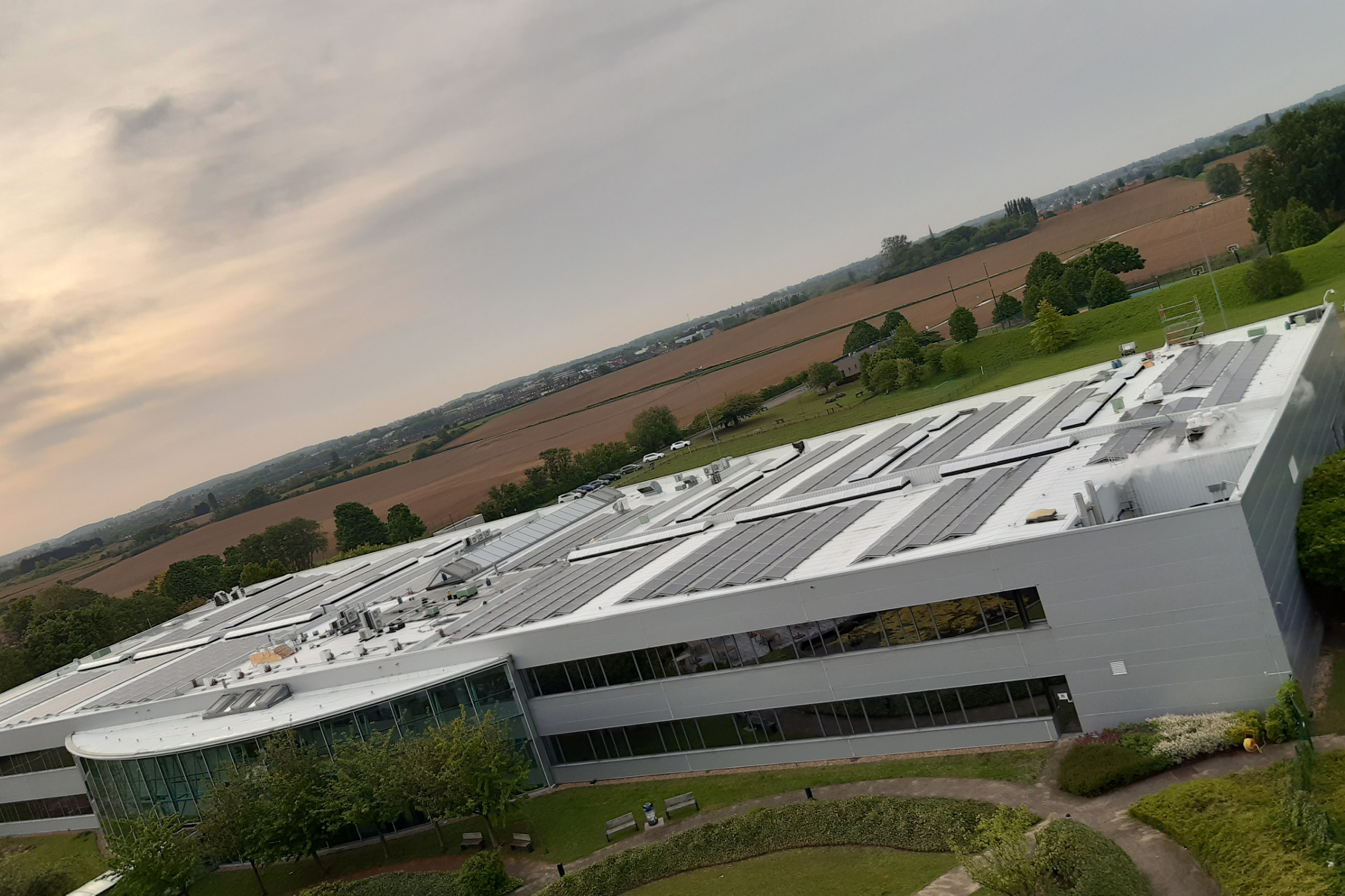 mid Groß-Gerau - Am Standort in Brüssel hat Toyota jetzt ein neues Windrad sowie eine Solaranlage mit 1.400 Modulen in Betrieb genommen. Toyota