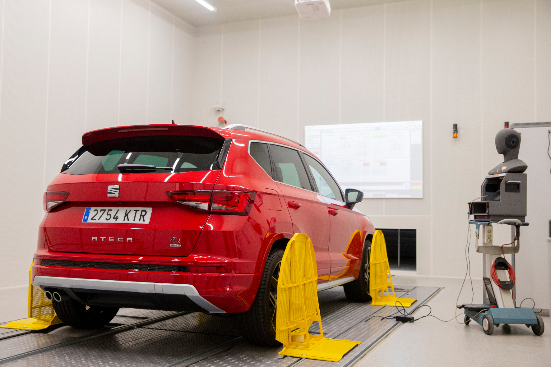 mid Groß-Gerau - Die Automobilindustrie verwendet reflexionsfreie Räume, um die von einem Auto erzeugten Geräusche zu definieren und den Lärm zu minimieren Seat