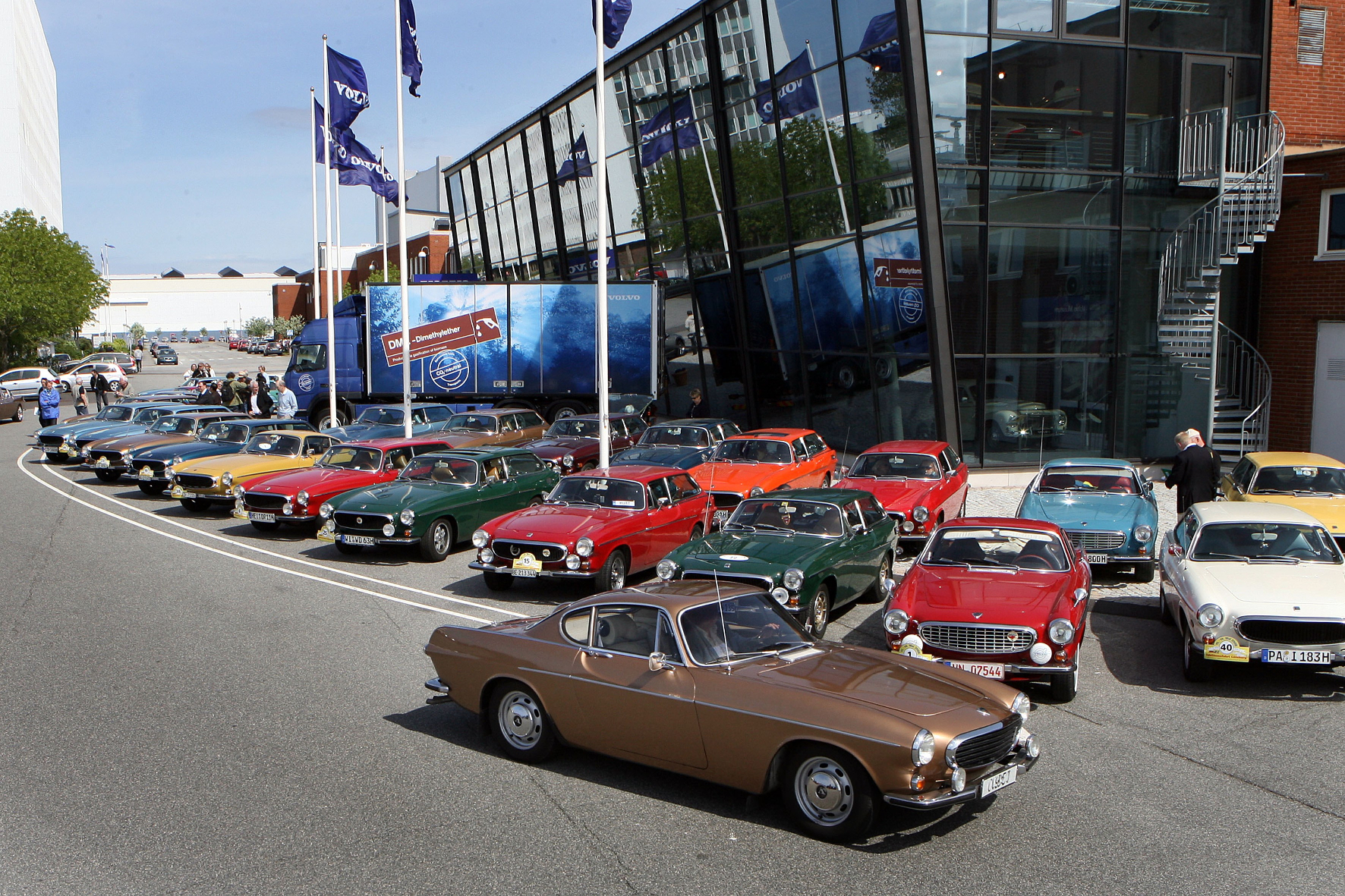 mid Groß-Gerau - Europäische Volvo-Fanclubs mit historischen P1800-Modellenzu Gast in Schweden. Volvo