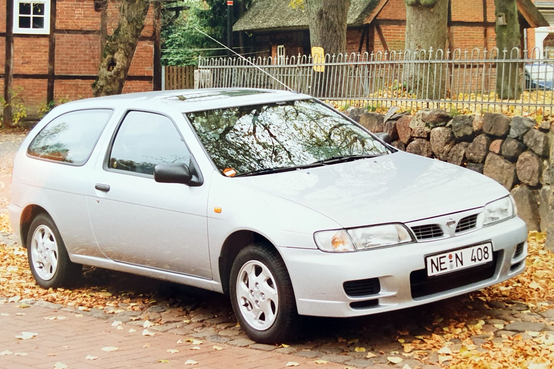 mid Groß-Gerau - Auf Sunny folgte Almera. Ab November 1995 stand der neue Kompakte von Nissan in drei Karosserievarianten und vorerst zwei Motorisierungen bei den Händlern. Archiv Motor-Informations-Dienst (mid)